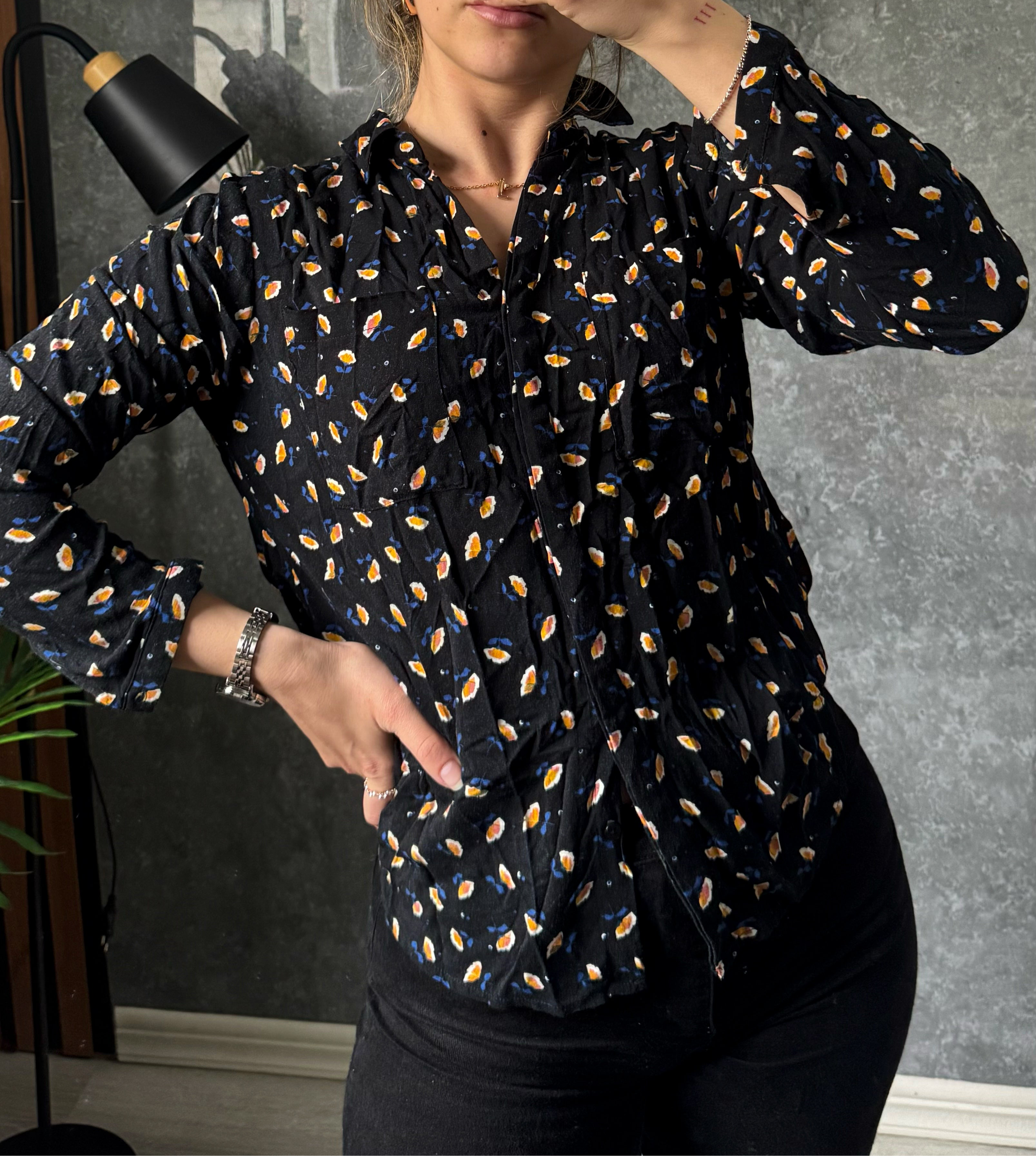 Camisa Allie negra con flores amarillas