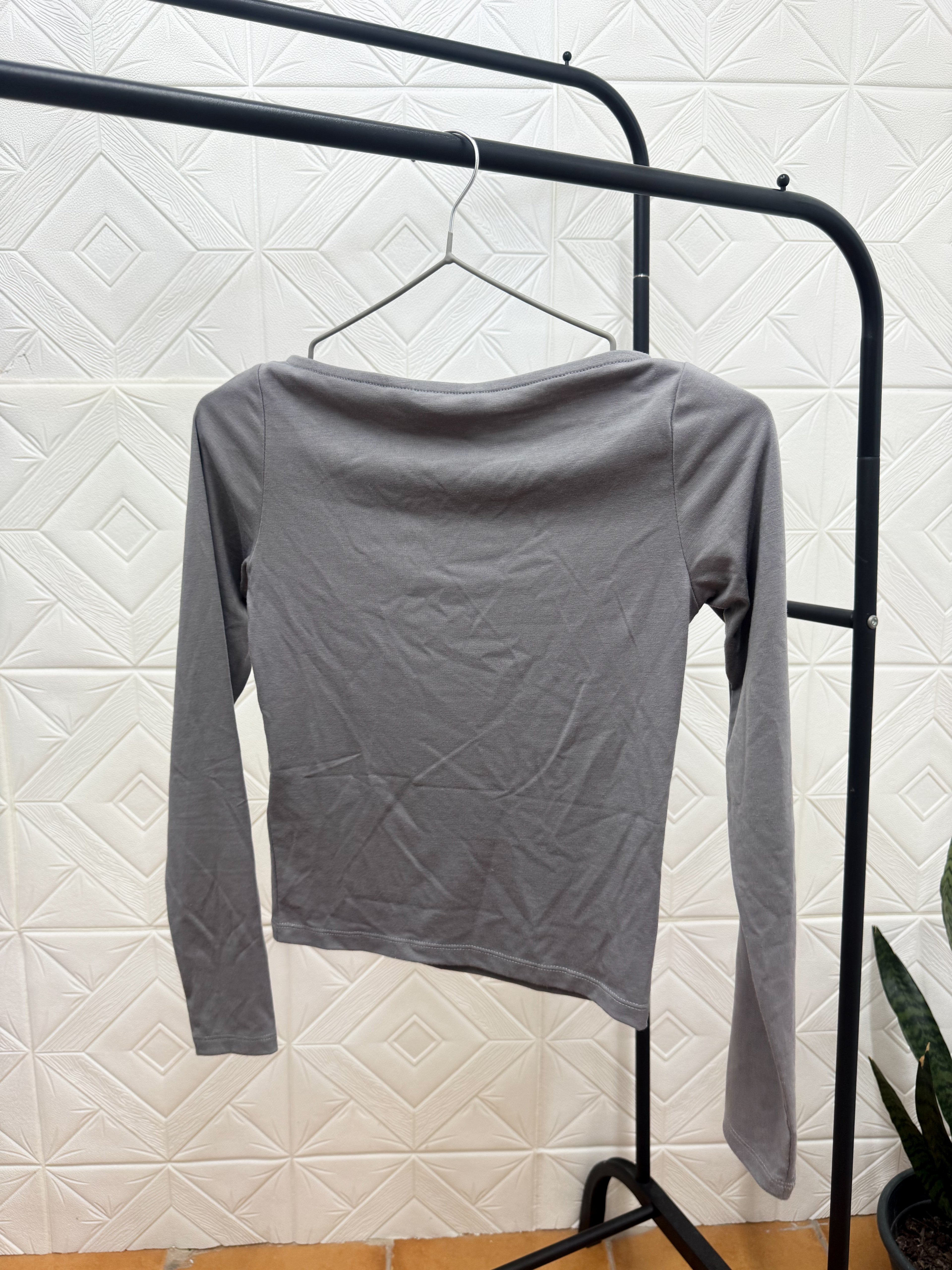 Remera H&M gris manga larga