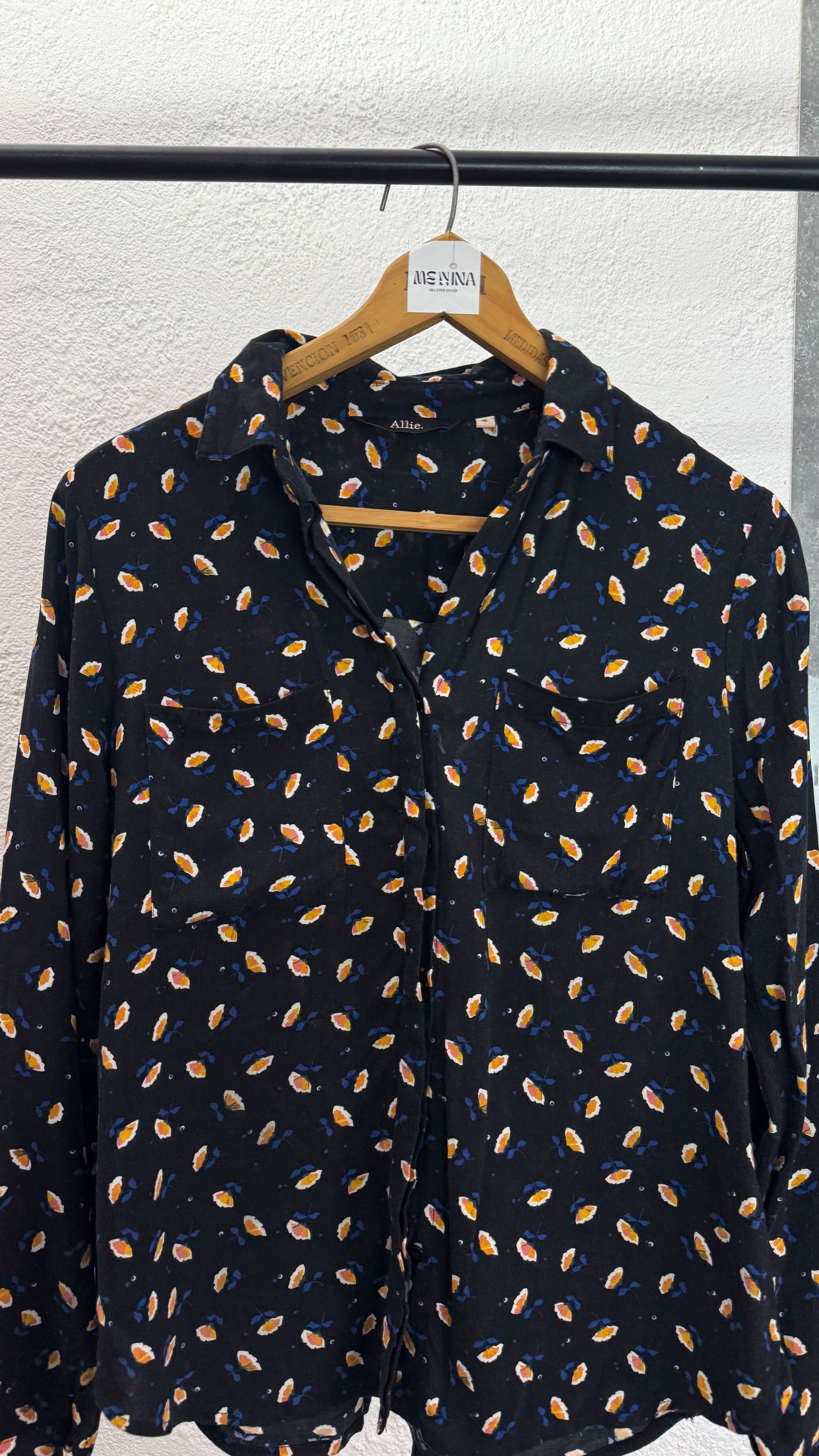 Camisa Allie negra con flores amarillas