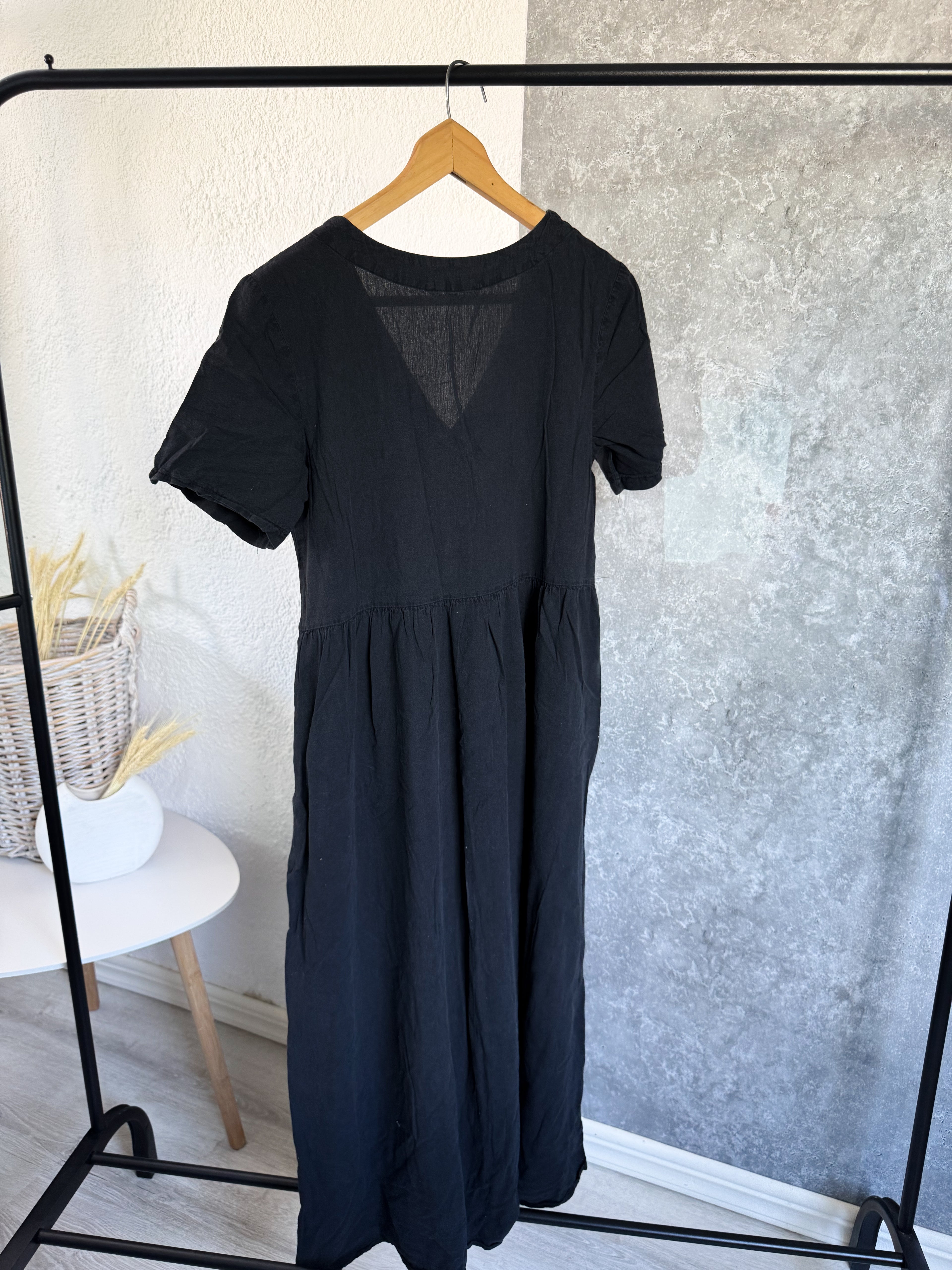 Vestido negro de lino con botones delanteros