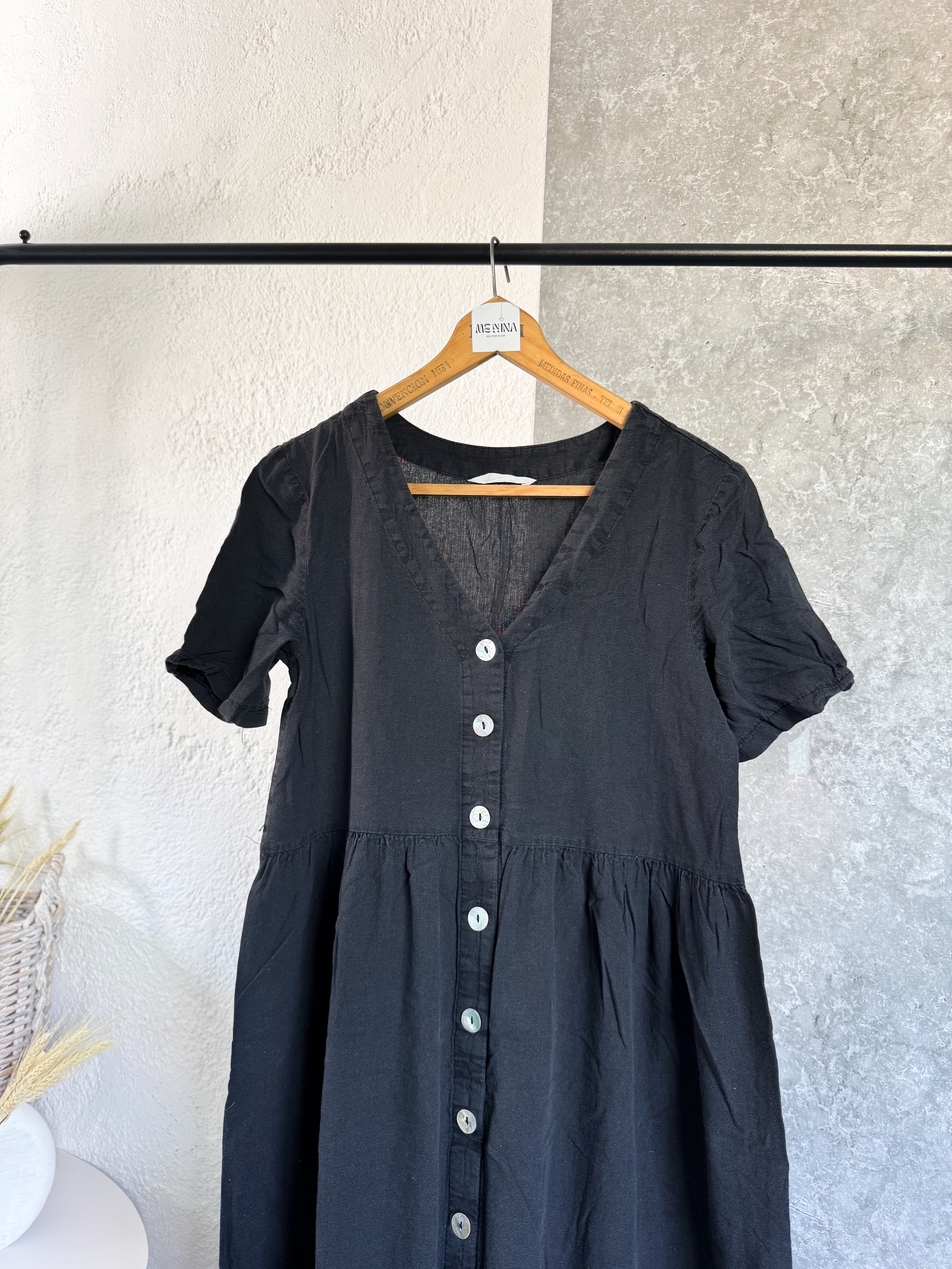 Vestido negro de lino con botones delanteros