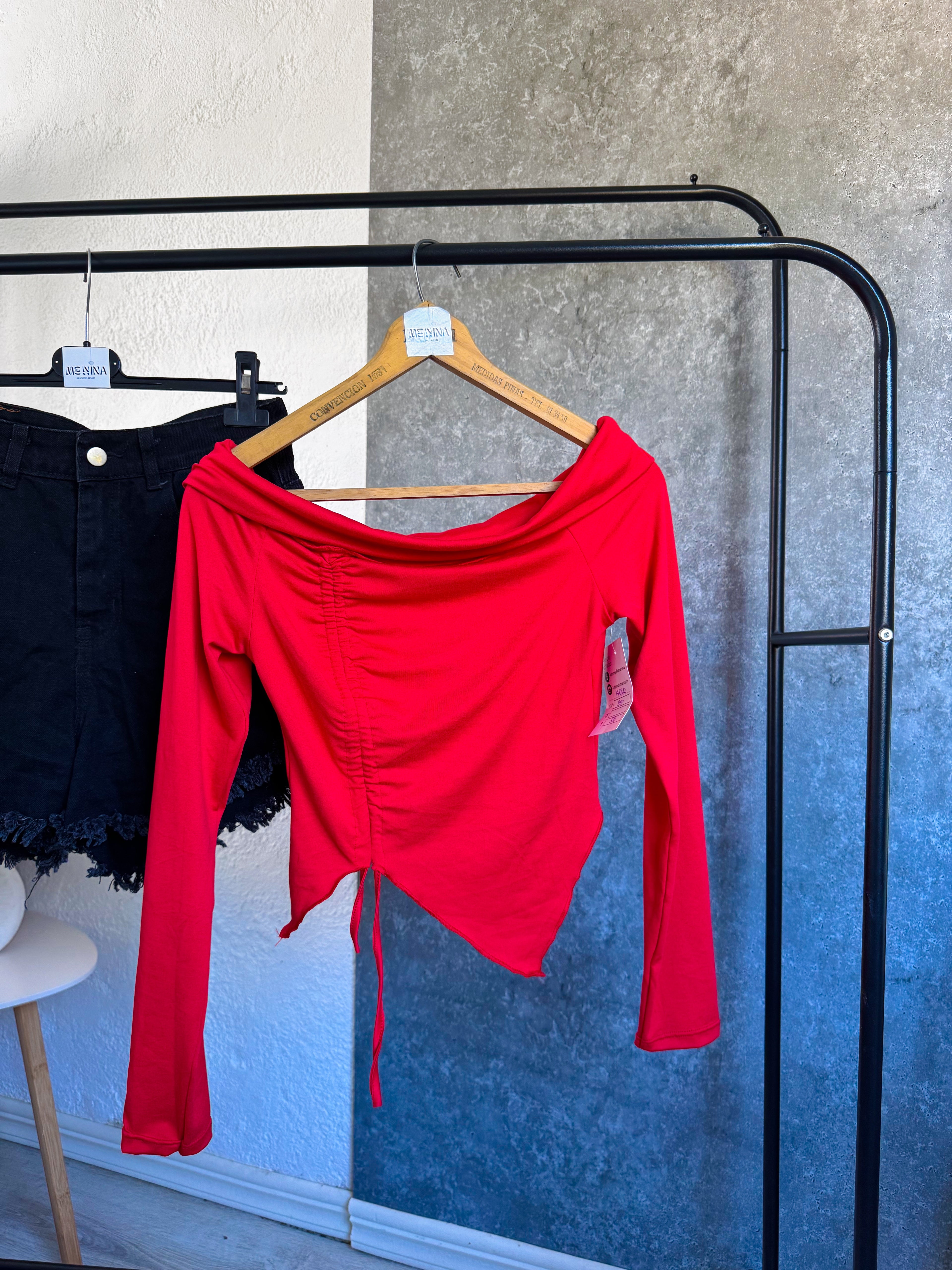 Top NUEVO rojo manga larga en pico con frunce