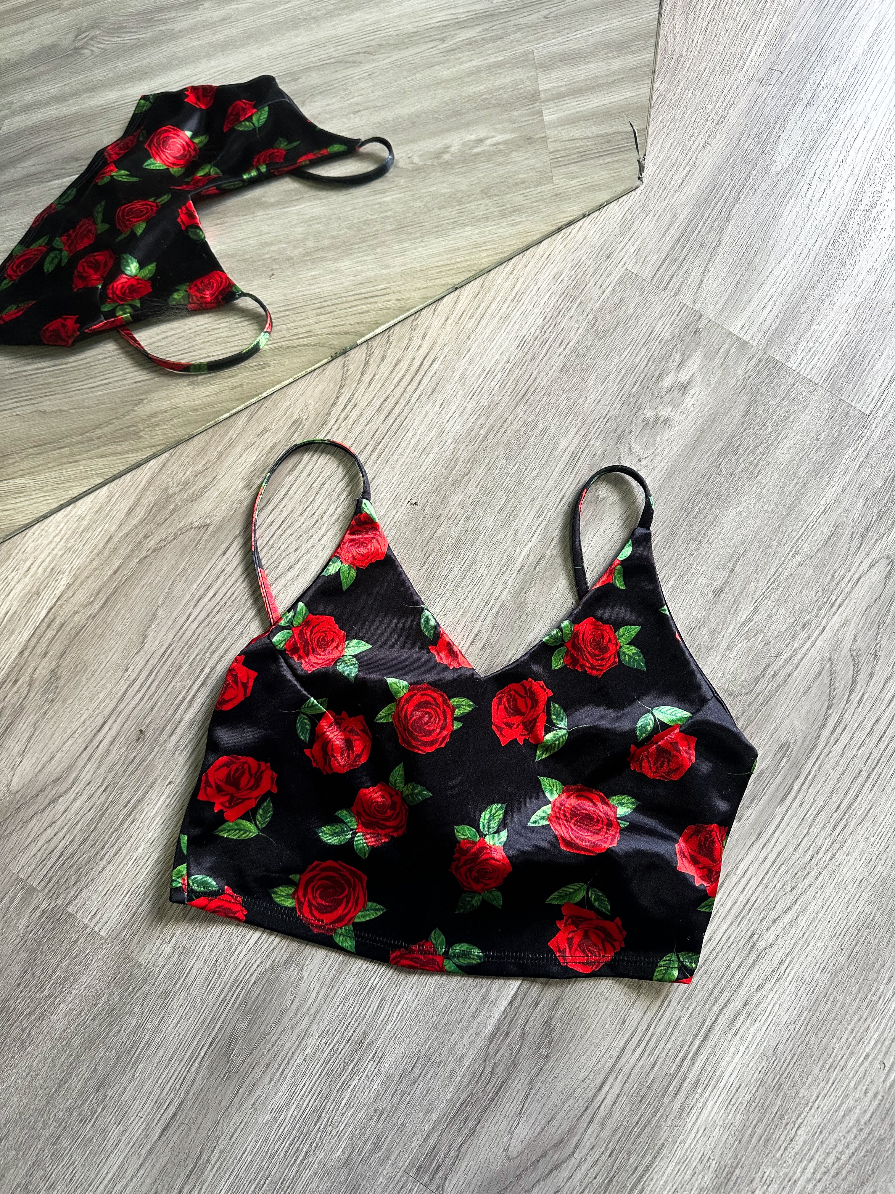 Top de rosas ajustable