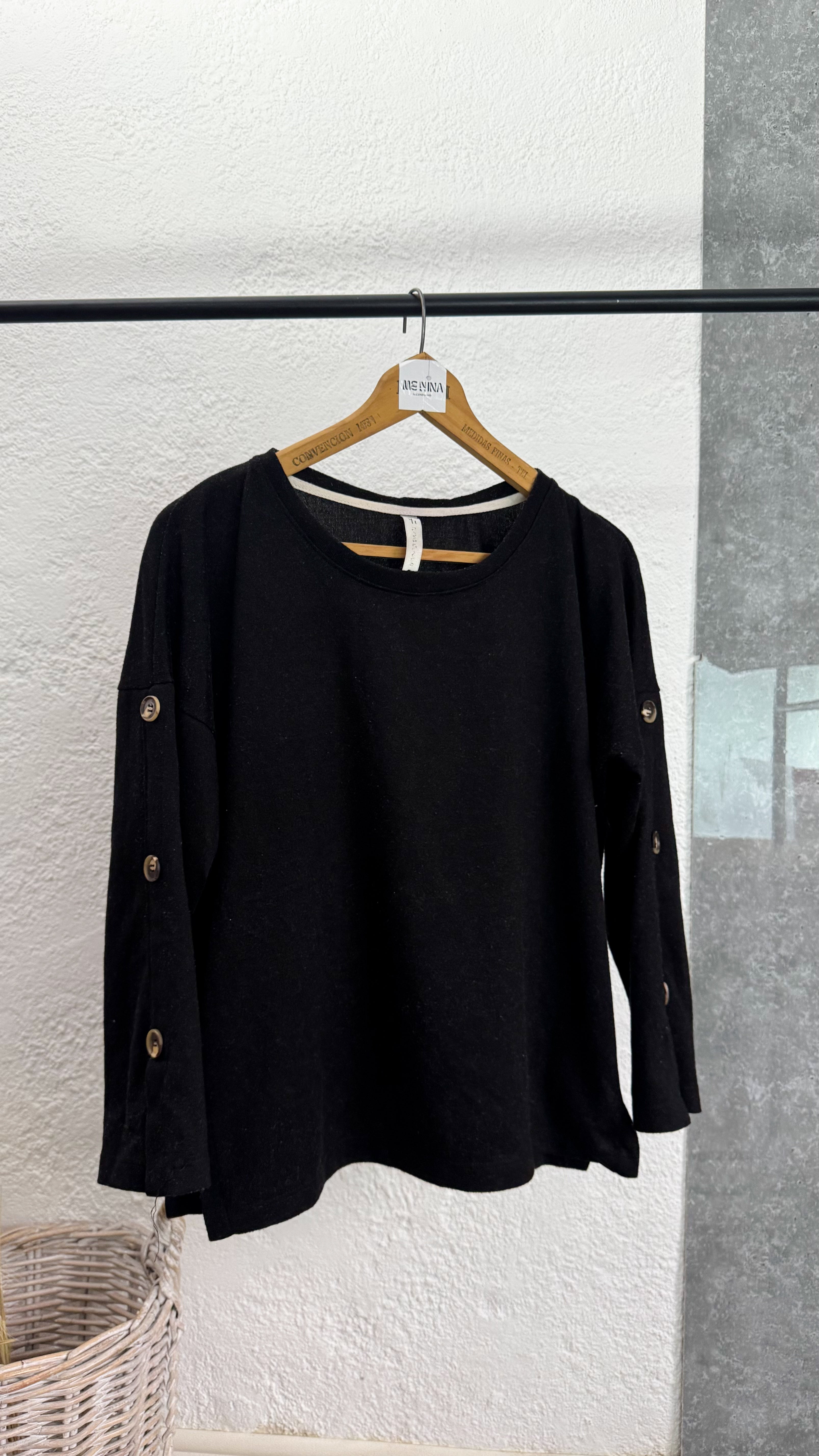 Buzo negro con botones talle M