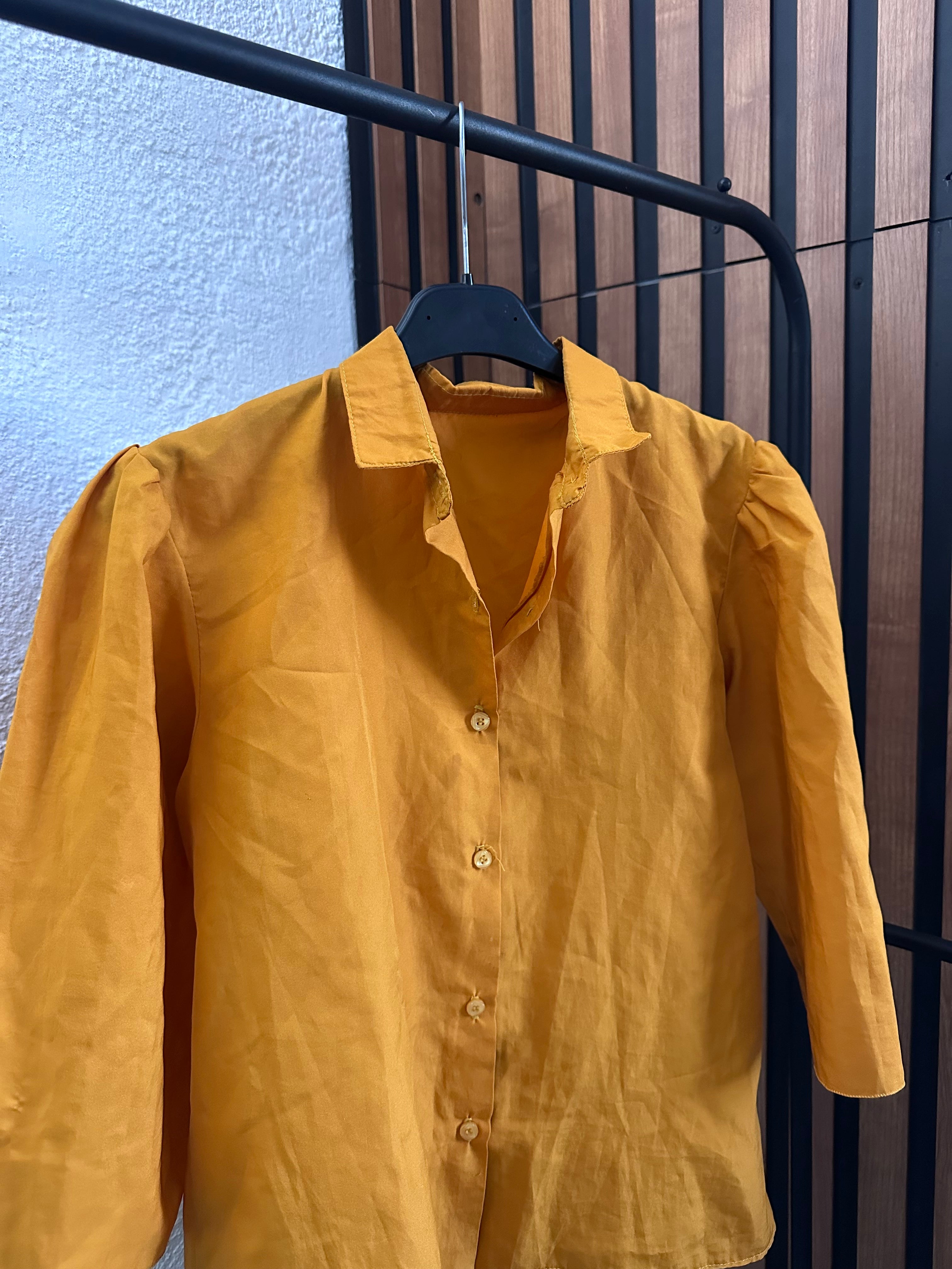 Camisa mostaza mangas 3/4