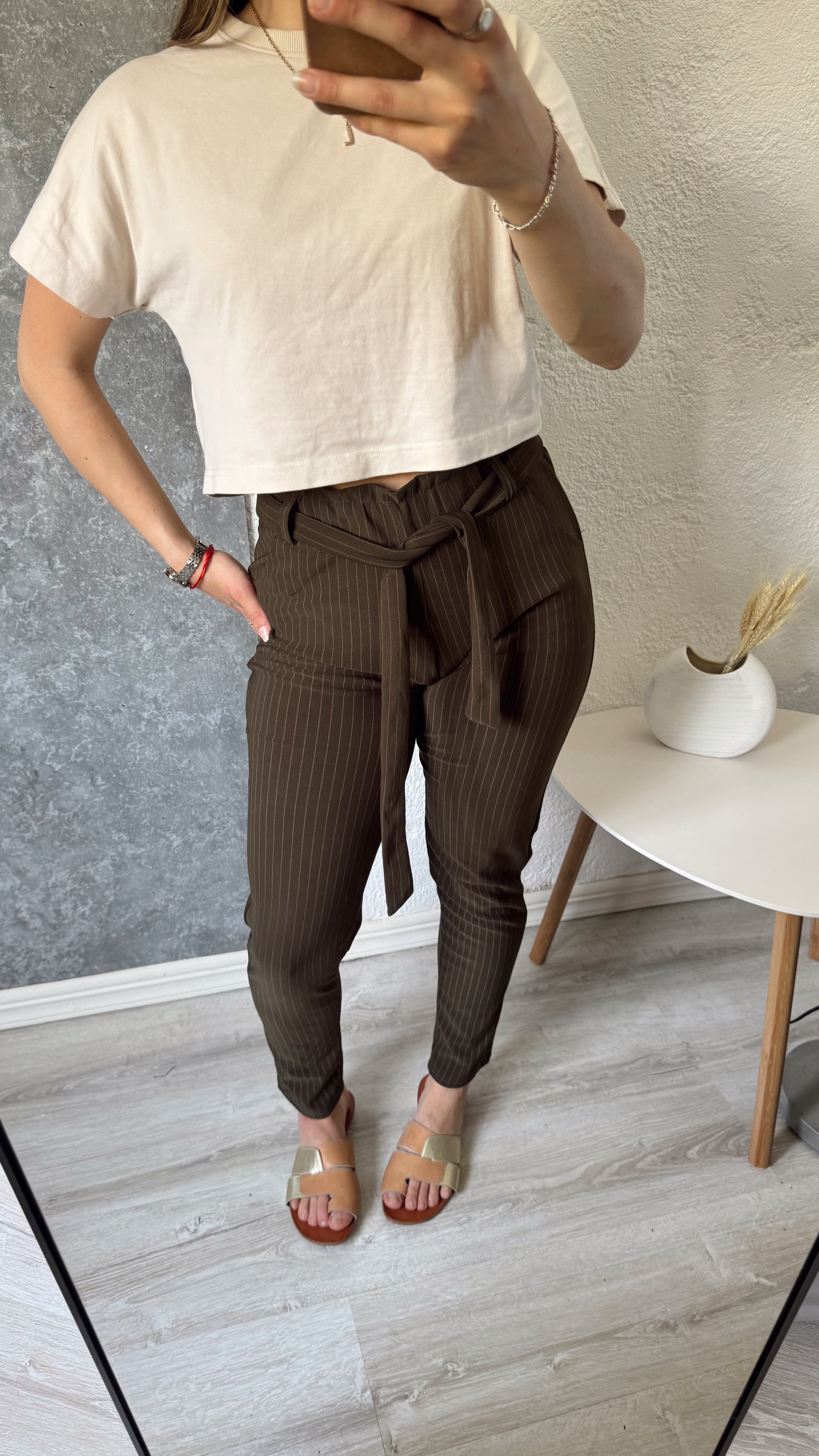 Pantalón con lazo a rayas, color verde oliva