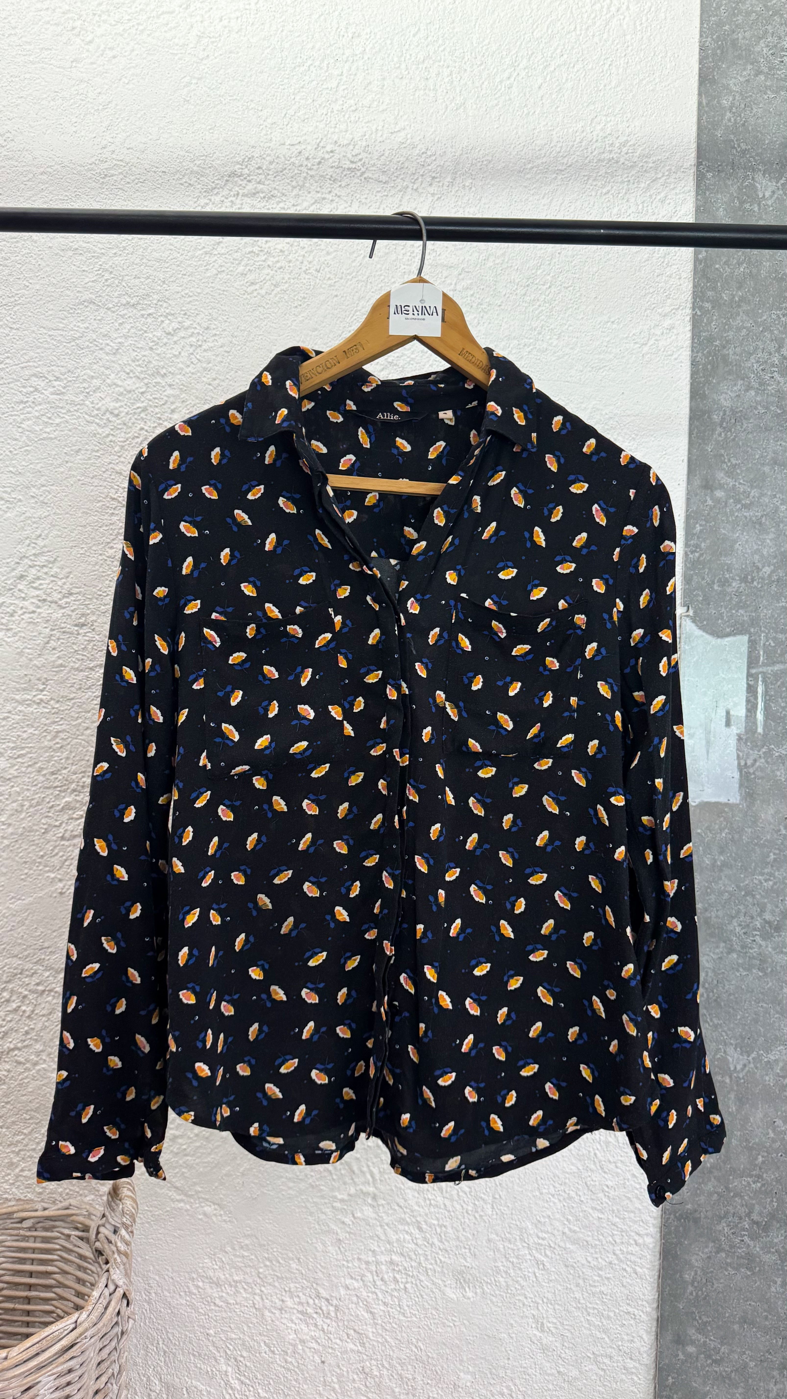 Camisa Allie negra con flores amarillas