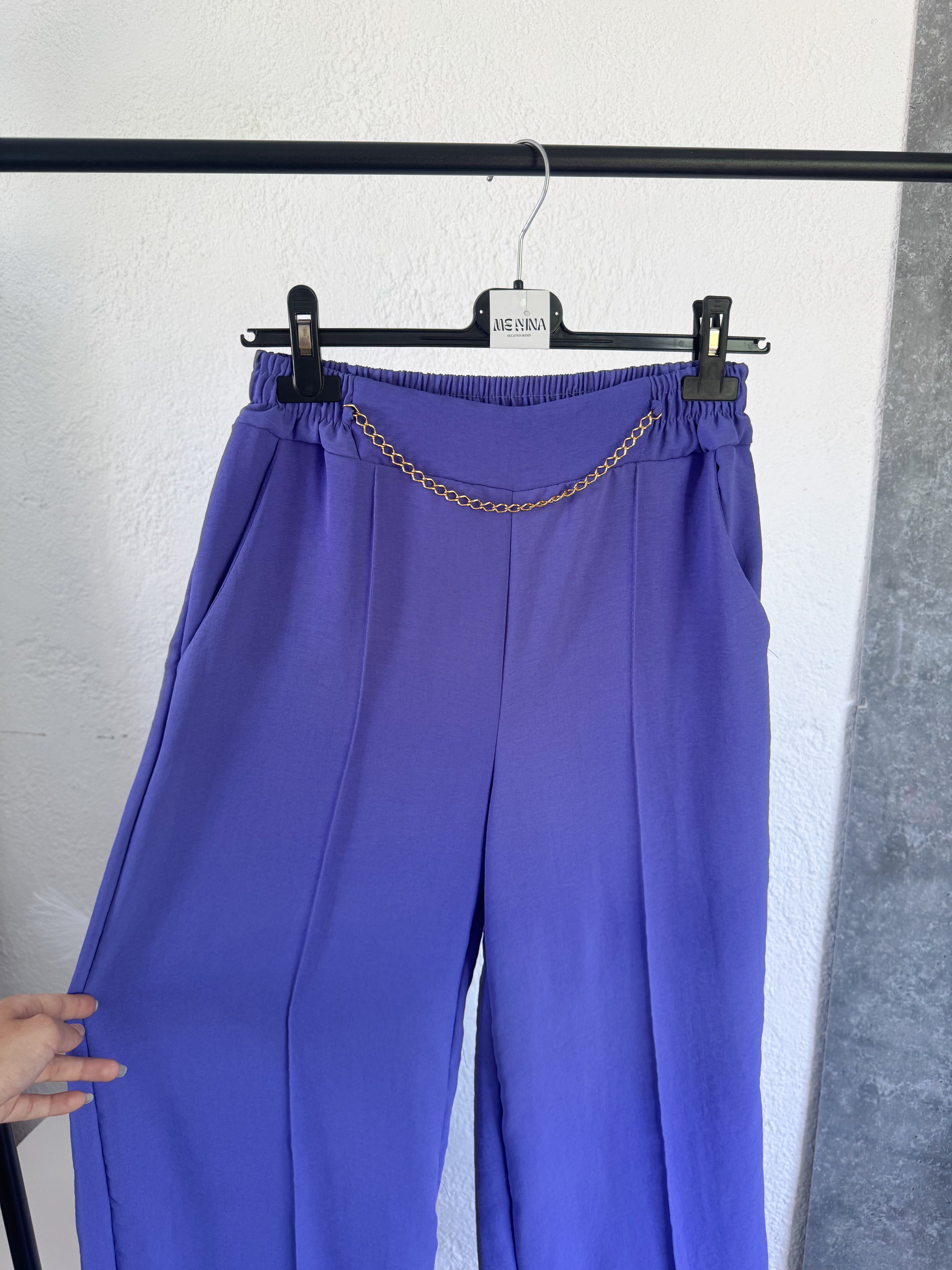 Pantalón lila con cadena