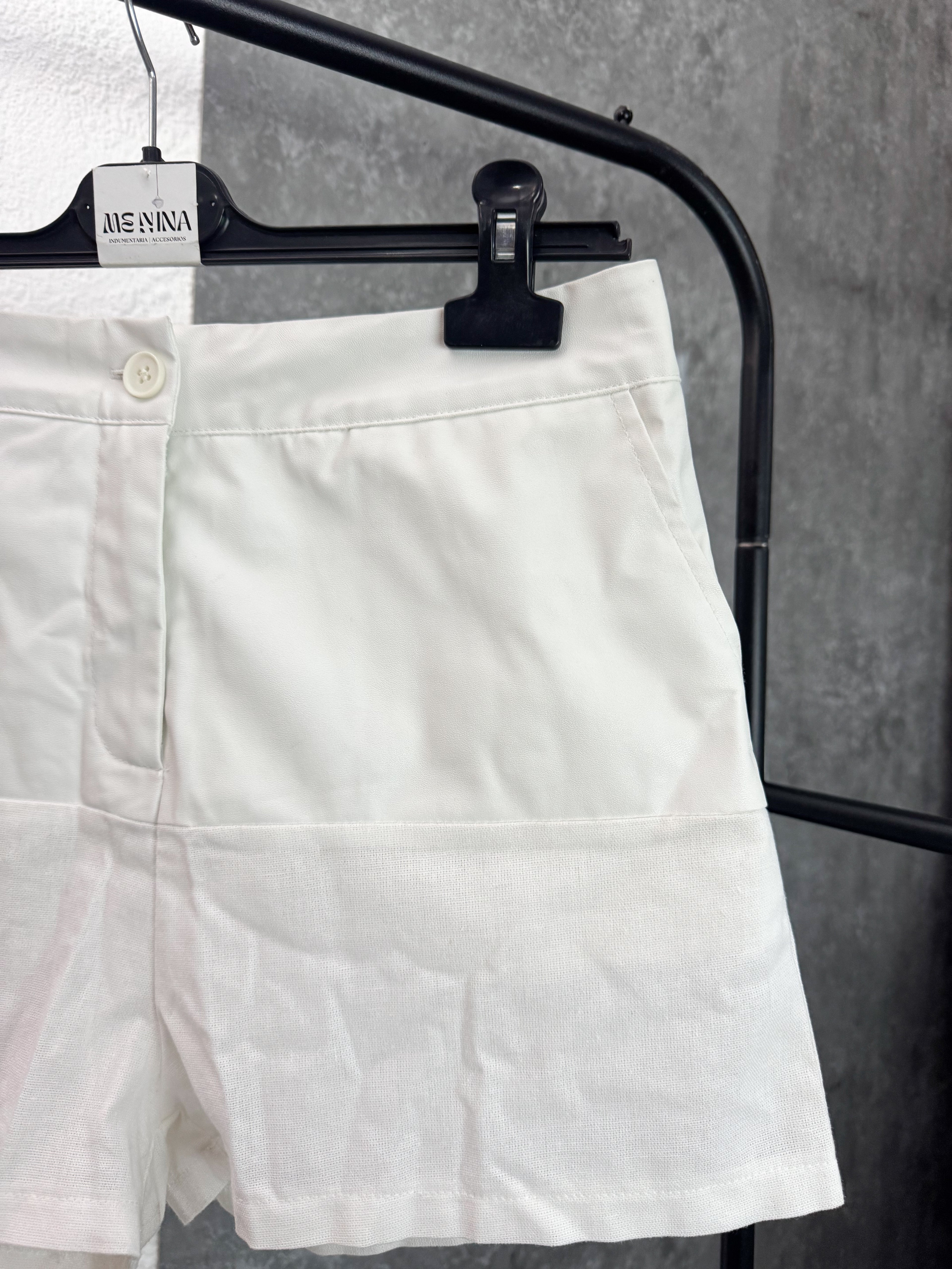 Short blanco cuerina y lino