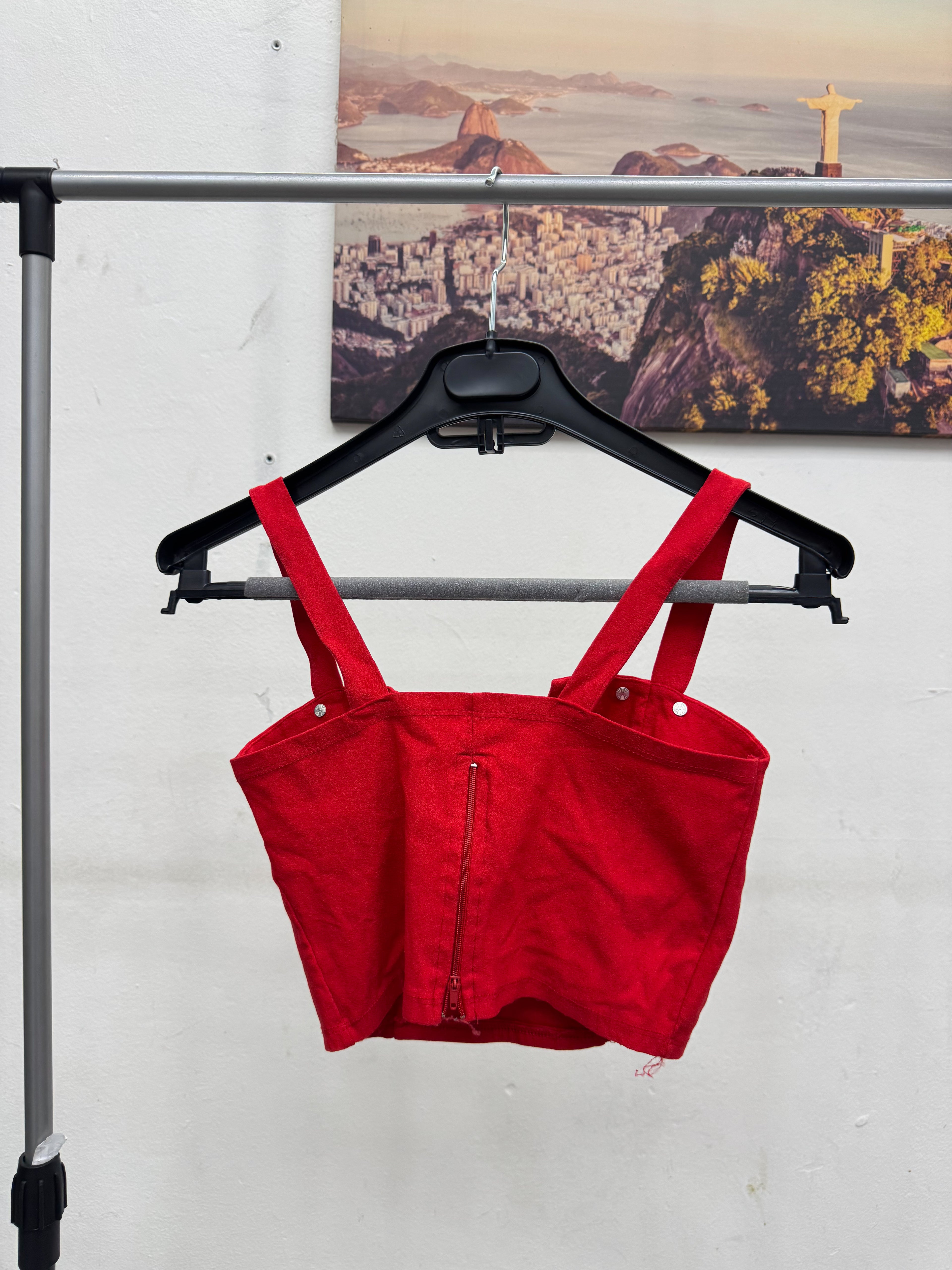 Top rojo con tachas