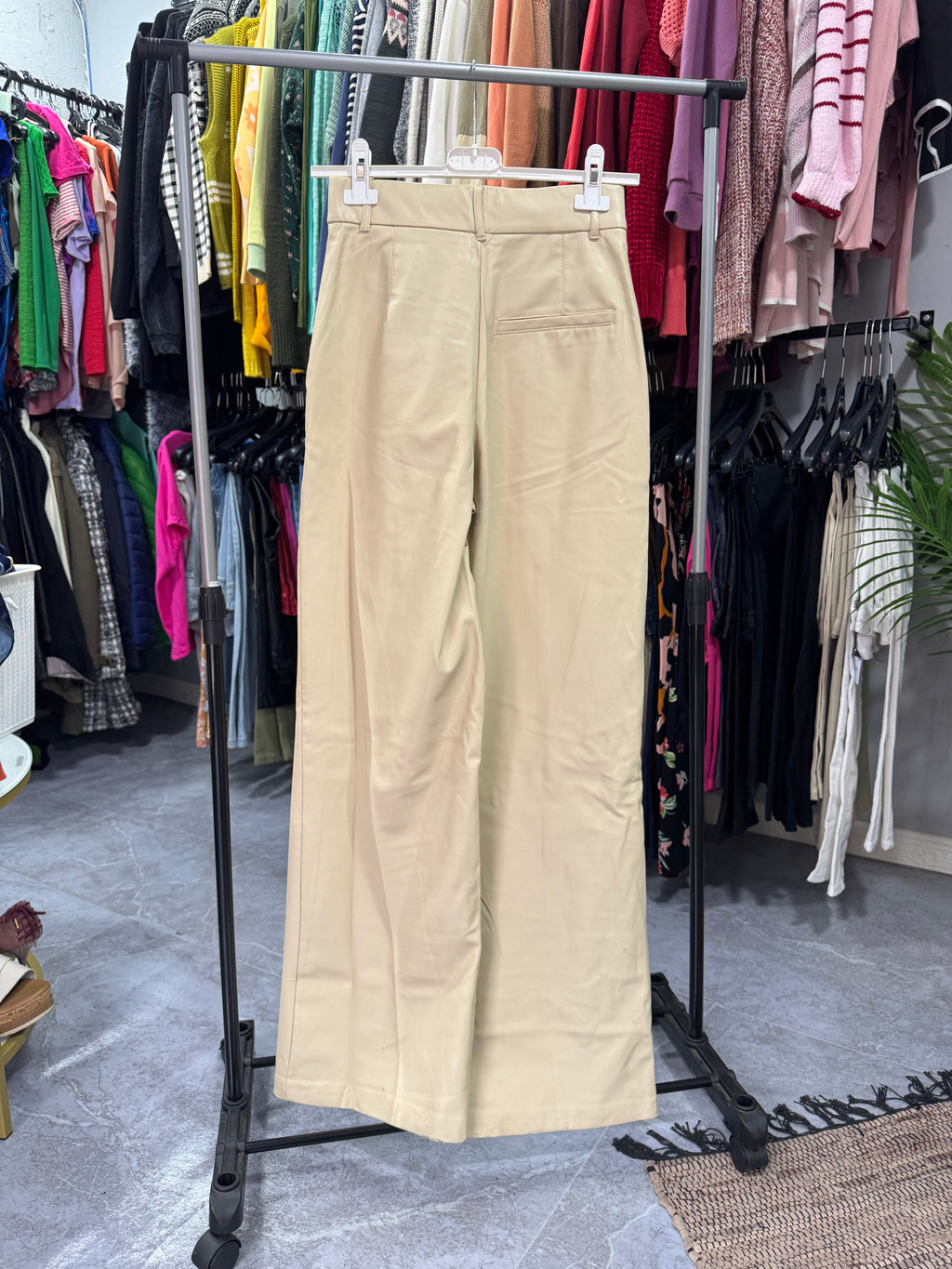 Pantalón cuerina beige ZARA