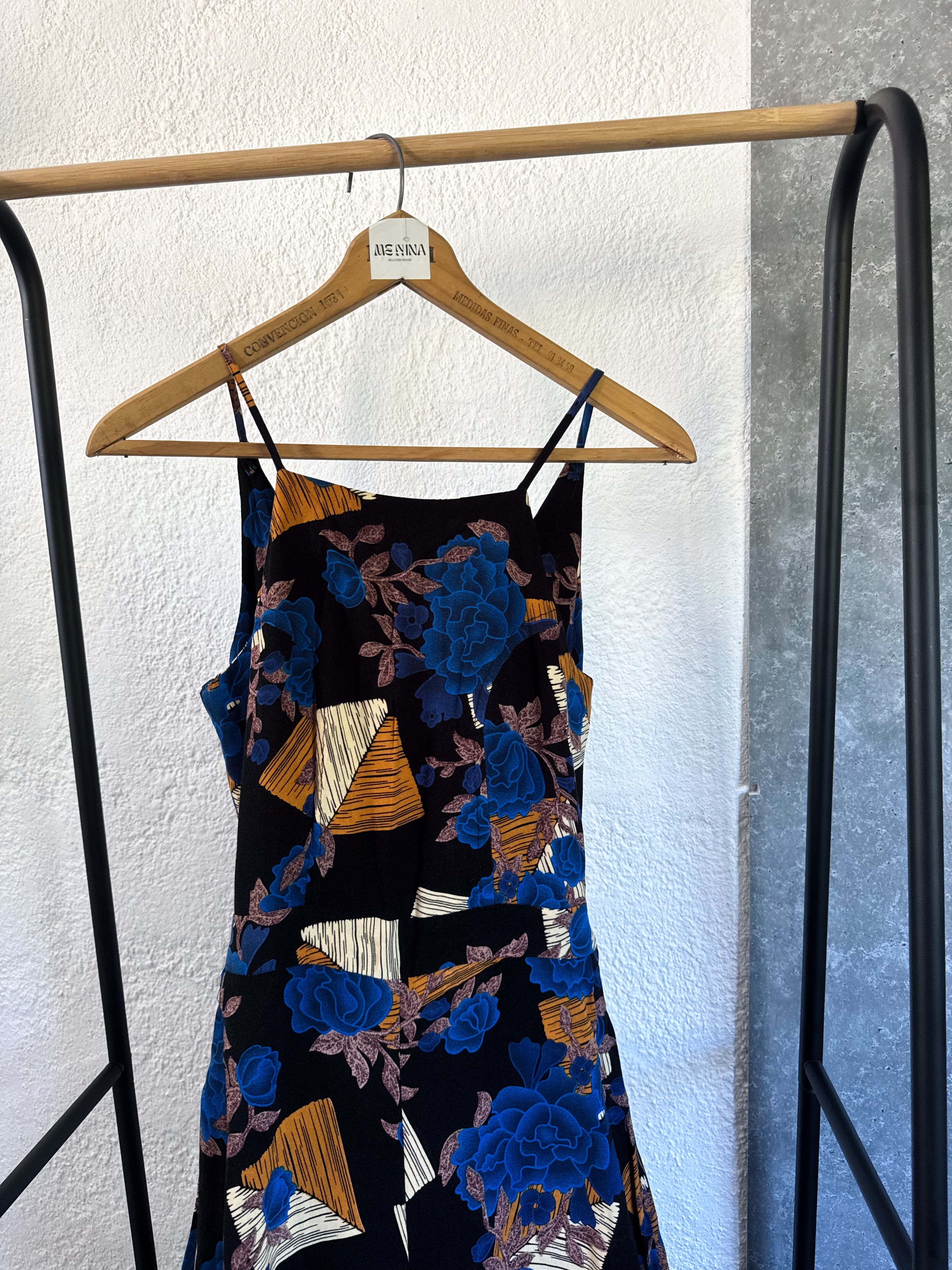 Monito largo con detalles azules, negro y naranja