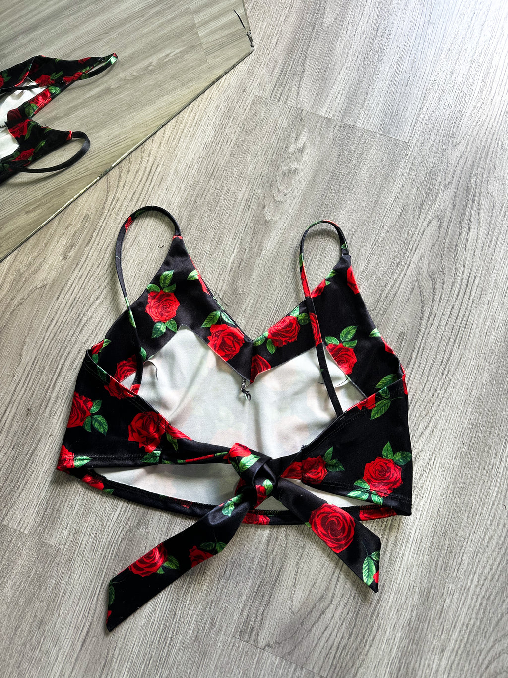 Top de rosas ajustable