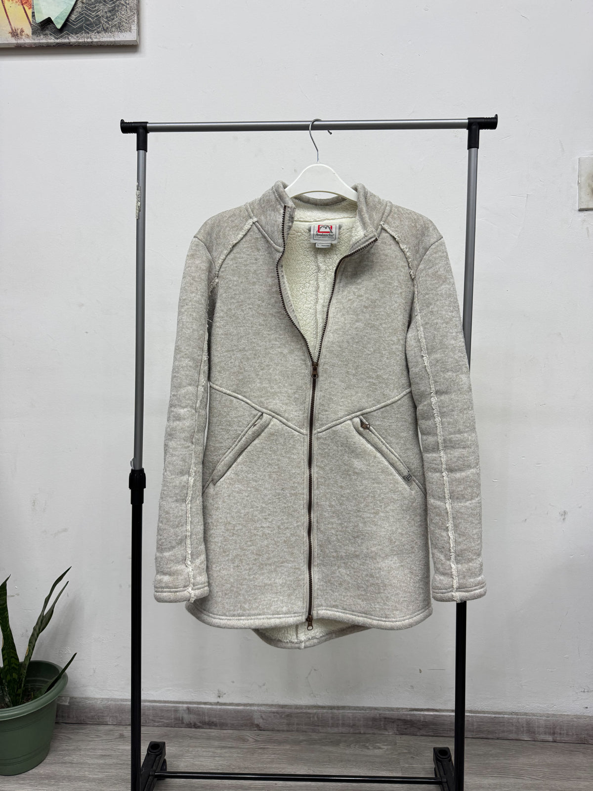 Campera/chaqueta gris con corderito marca Avalanche talle M/L