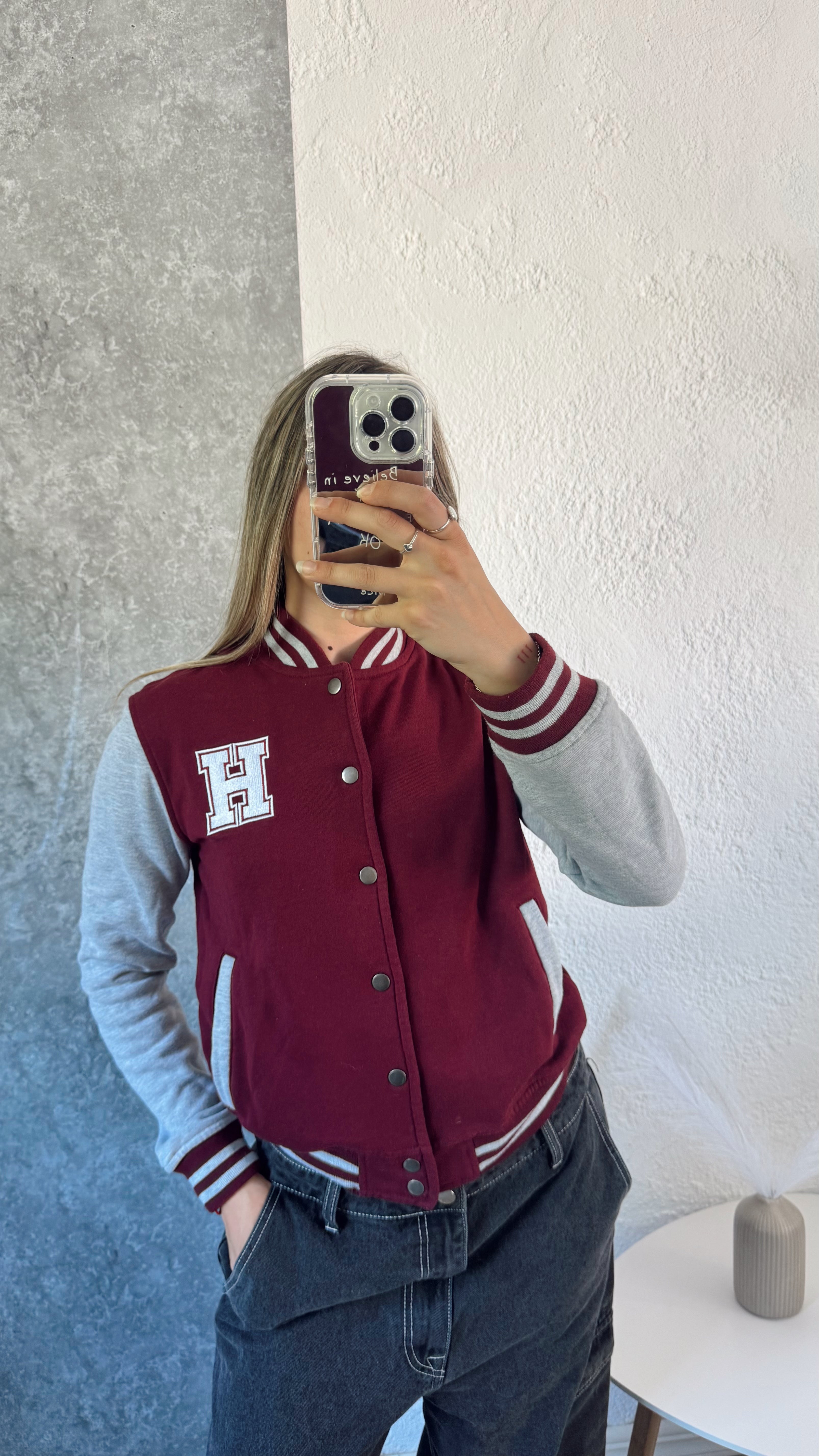 Chaqueta gris y bordó