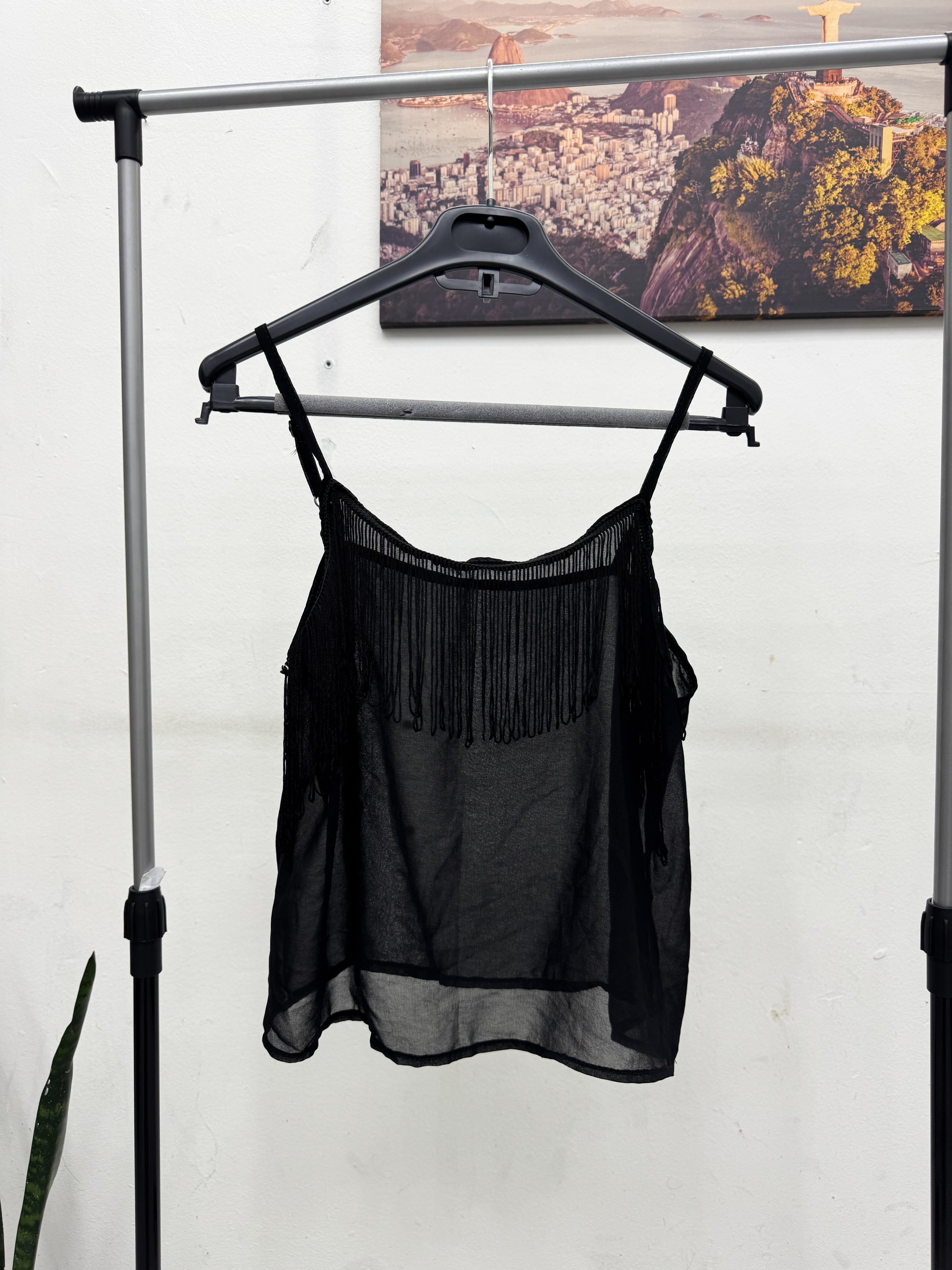 Musculosa negra traslúcida