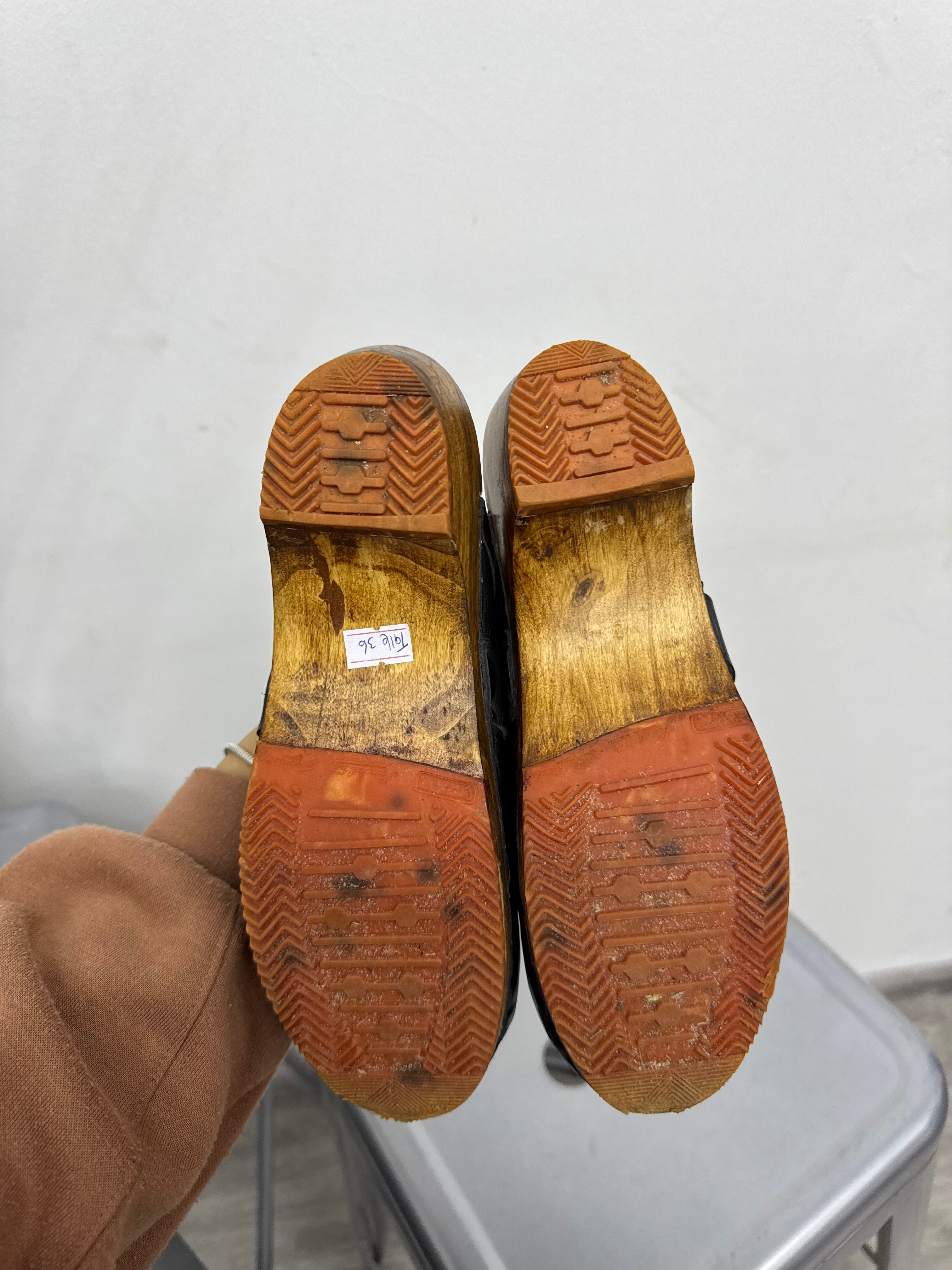 Suecos Bergantiños negros de madera y cuero