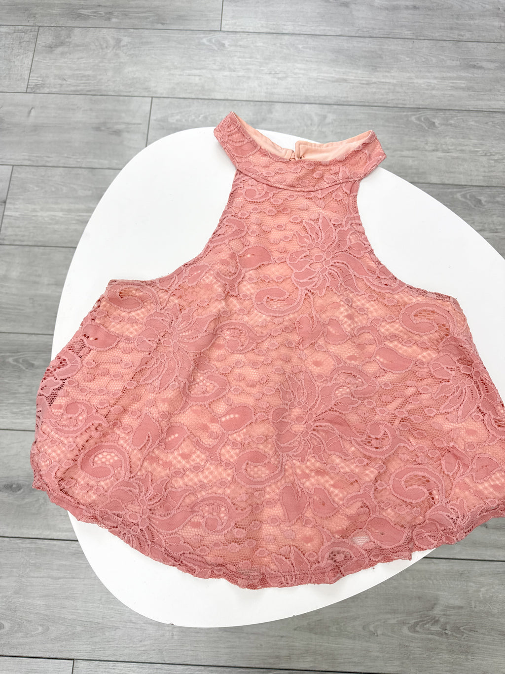 Blusa rosada de encaje con cuello