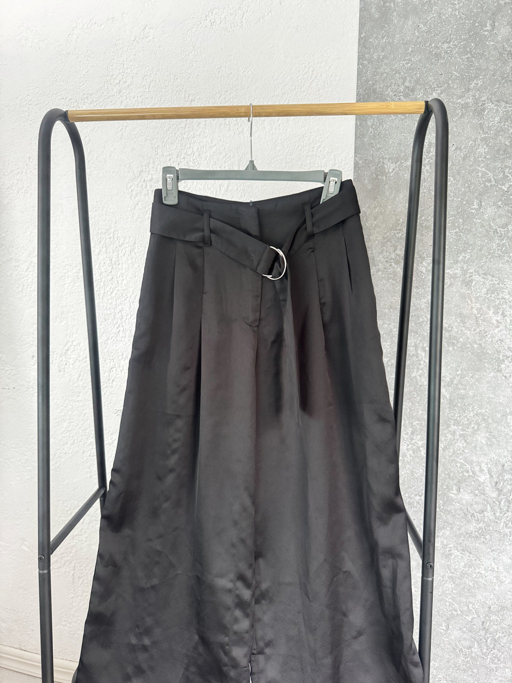 Pantalón negro con cinto