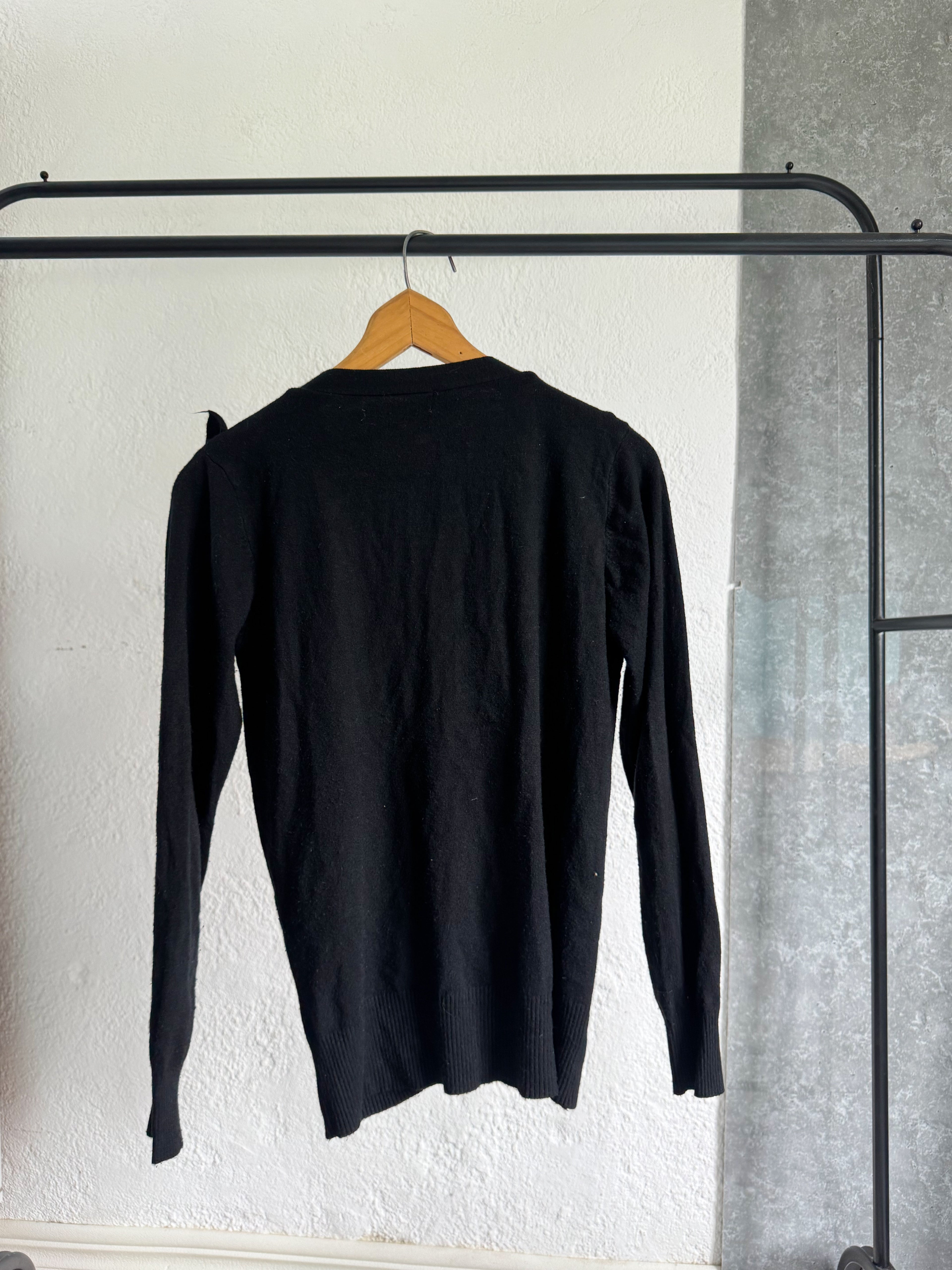 Saco negro con volados y botones delanteros