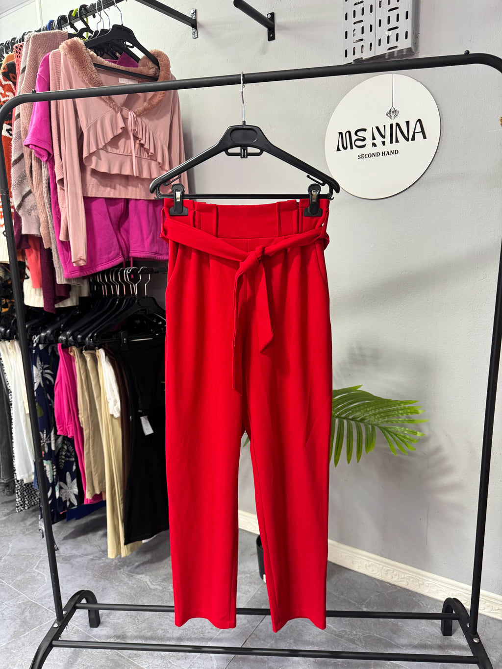 Pantalón rojo con lazo