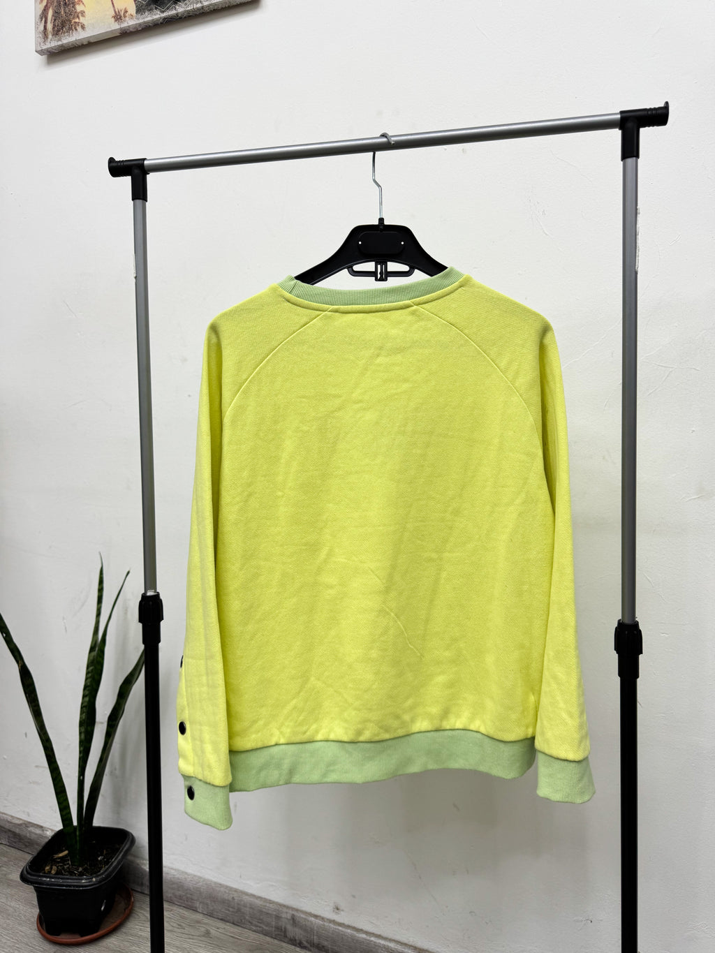 Buzo amarillo y verde con botones en las mangas