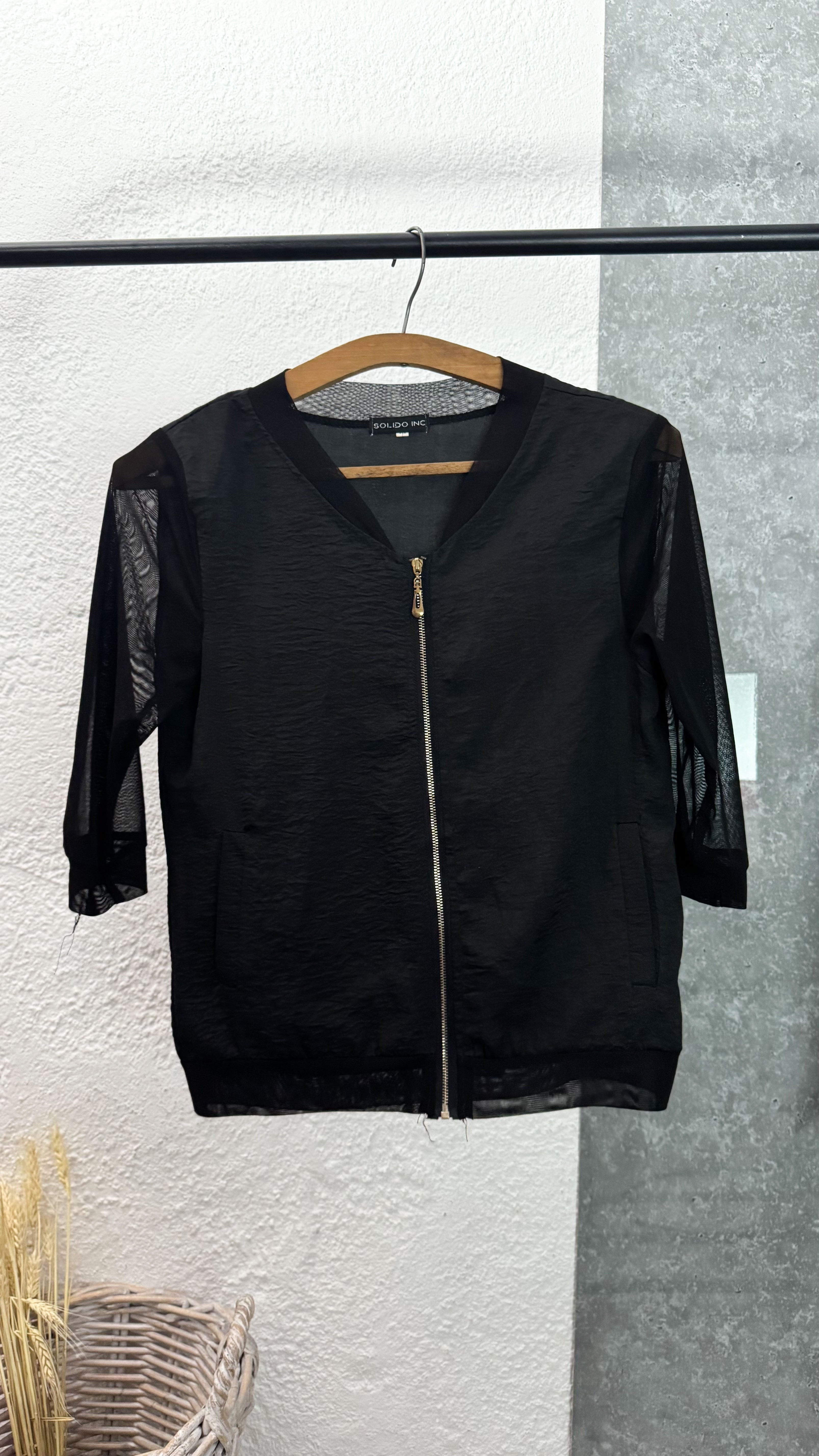 Campera de satén y mangas de tul