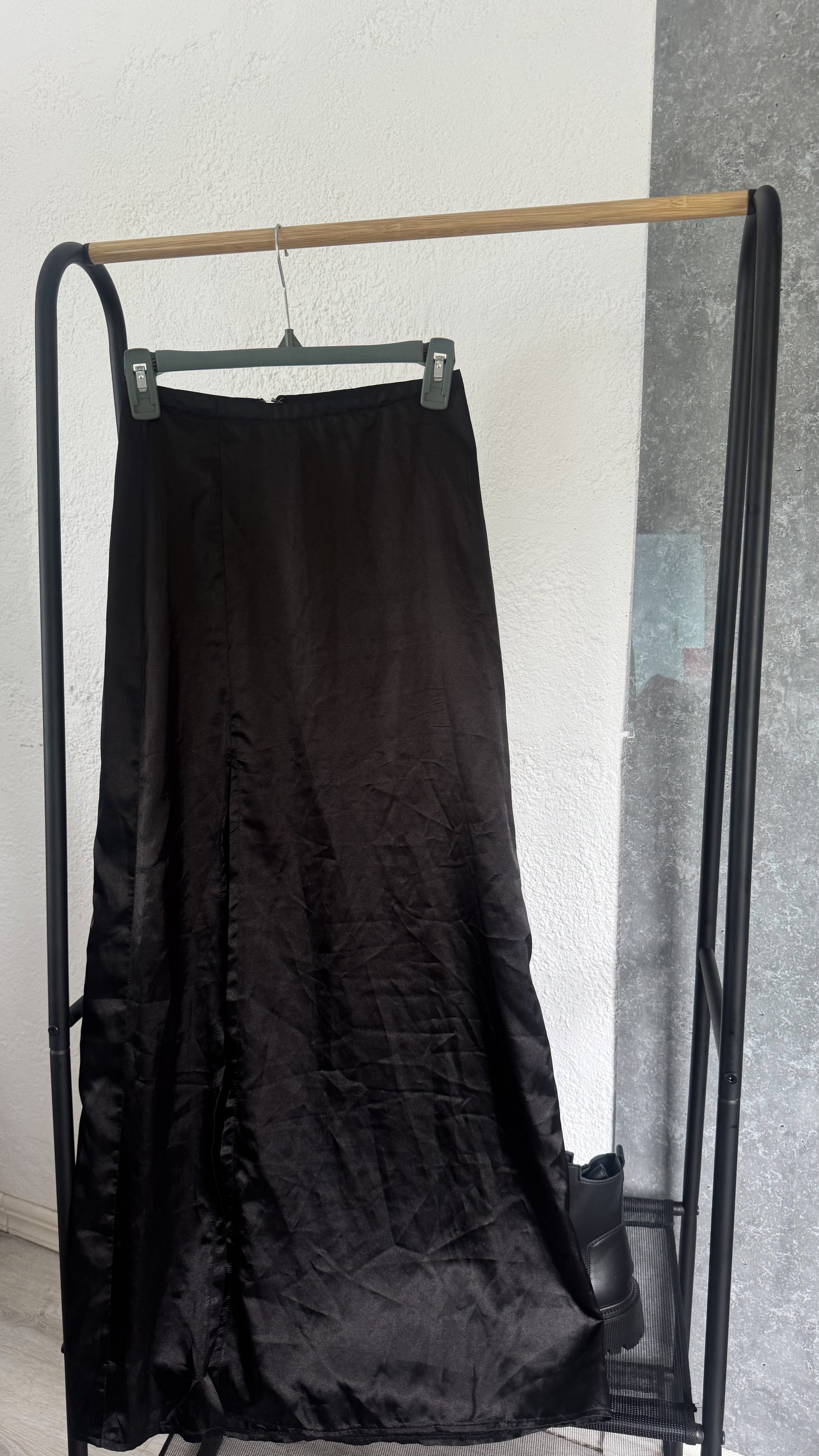 Pollera negra larga de satén