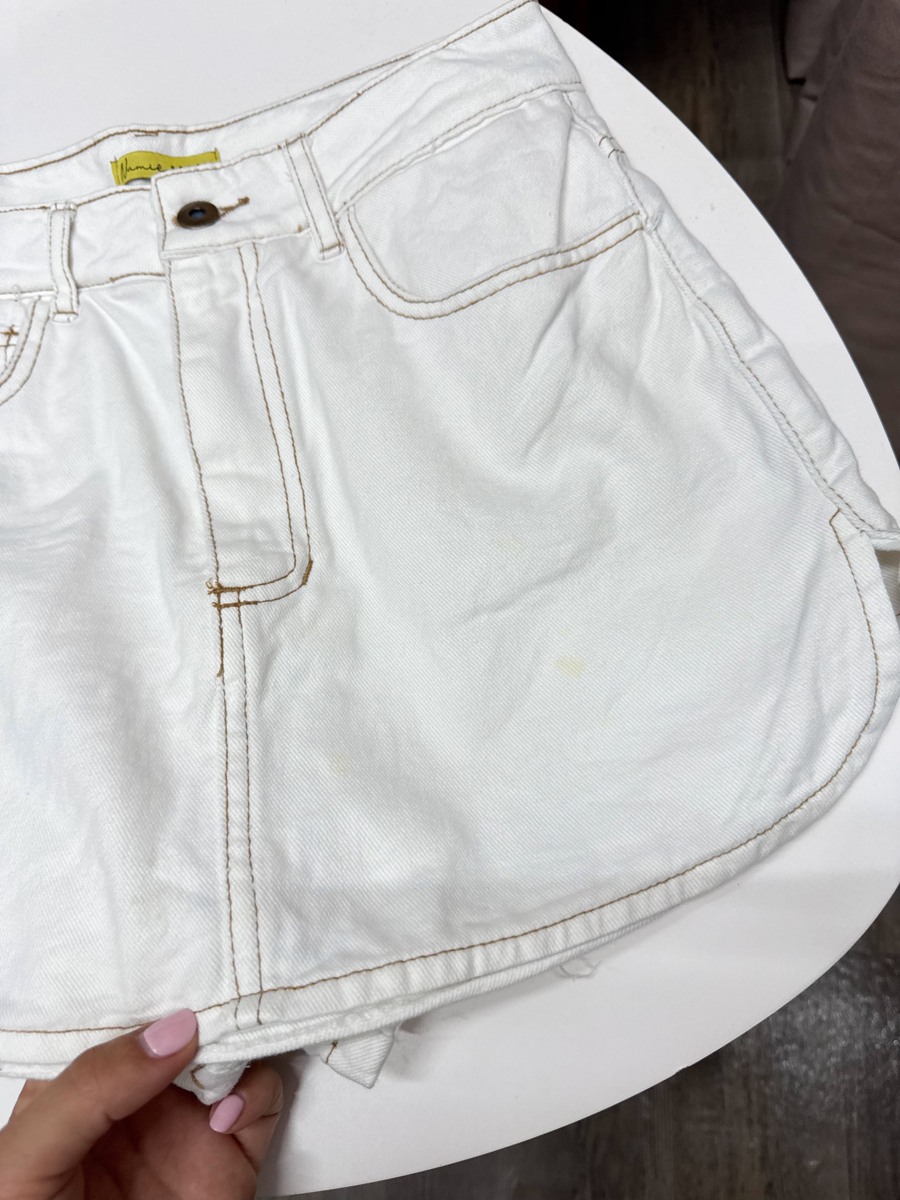 Short pollera blanco con costuras marrones *con detalle