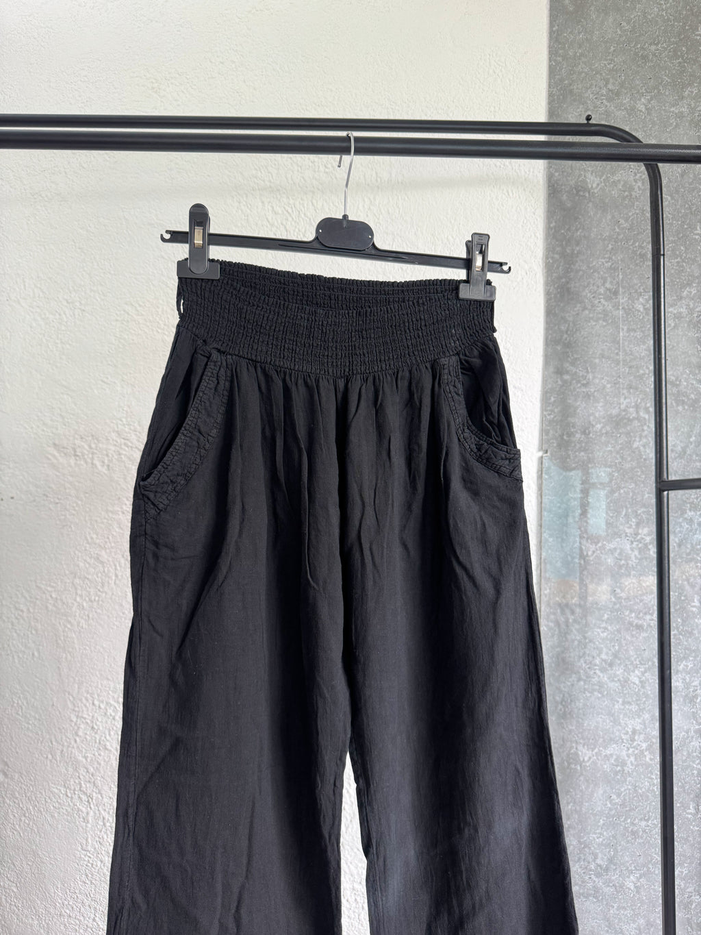 Pantalón negro tipo lino