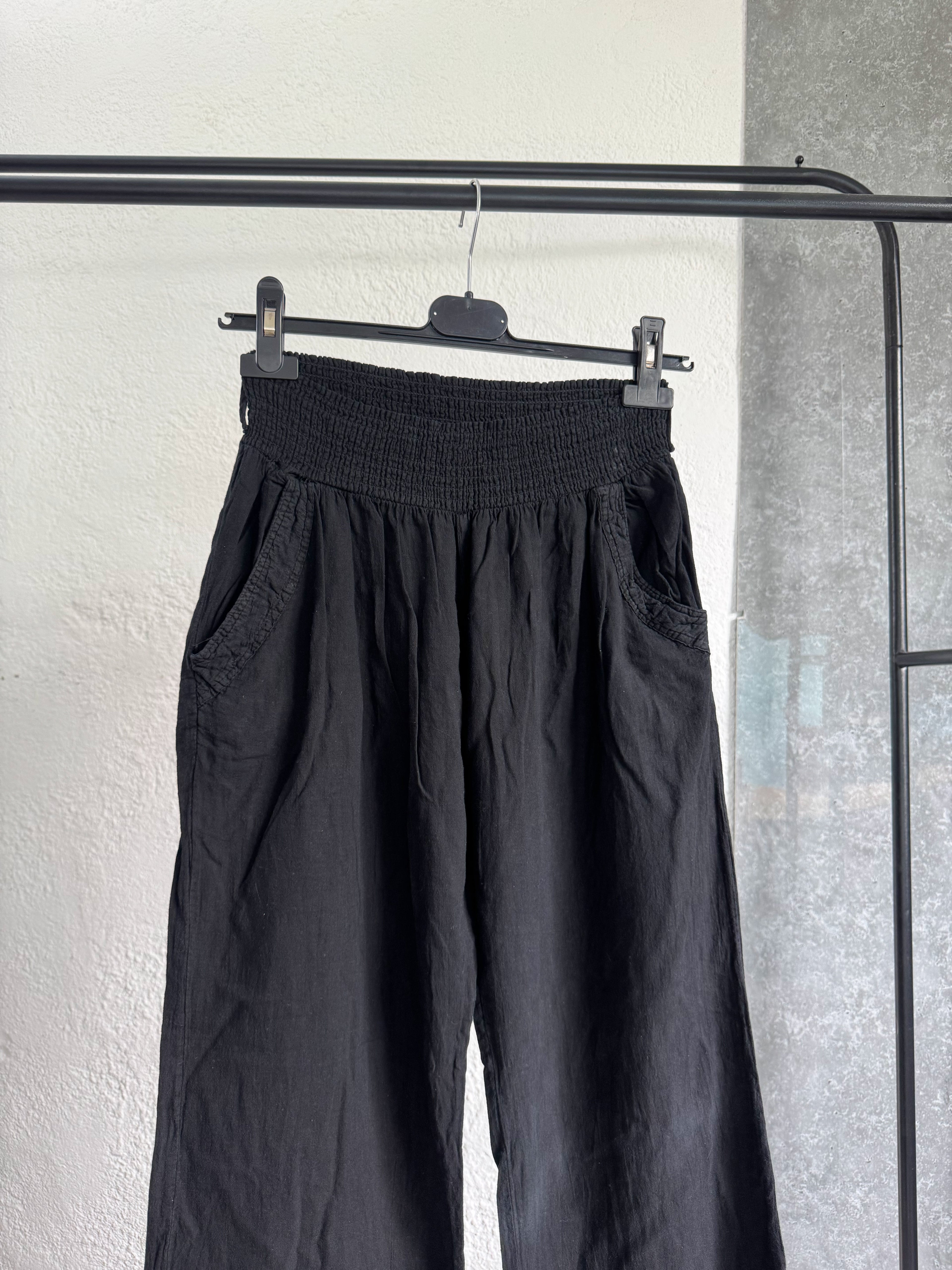 Pantalón negro tipo lino