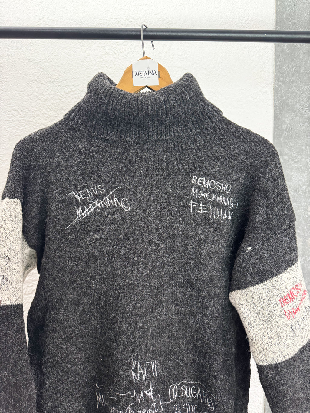 Polera gris con diseño