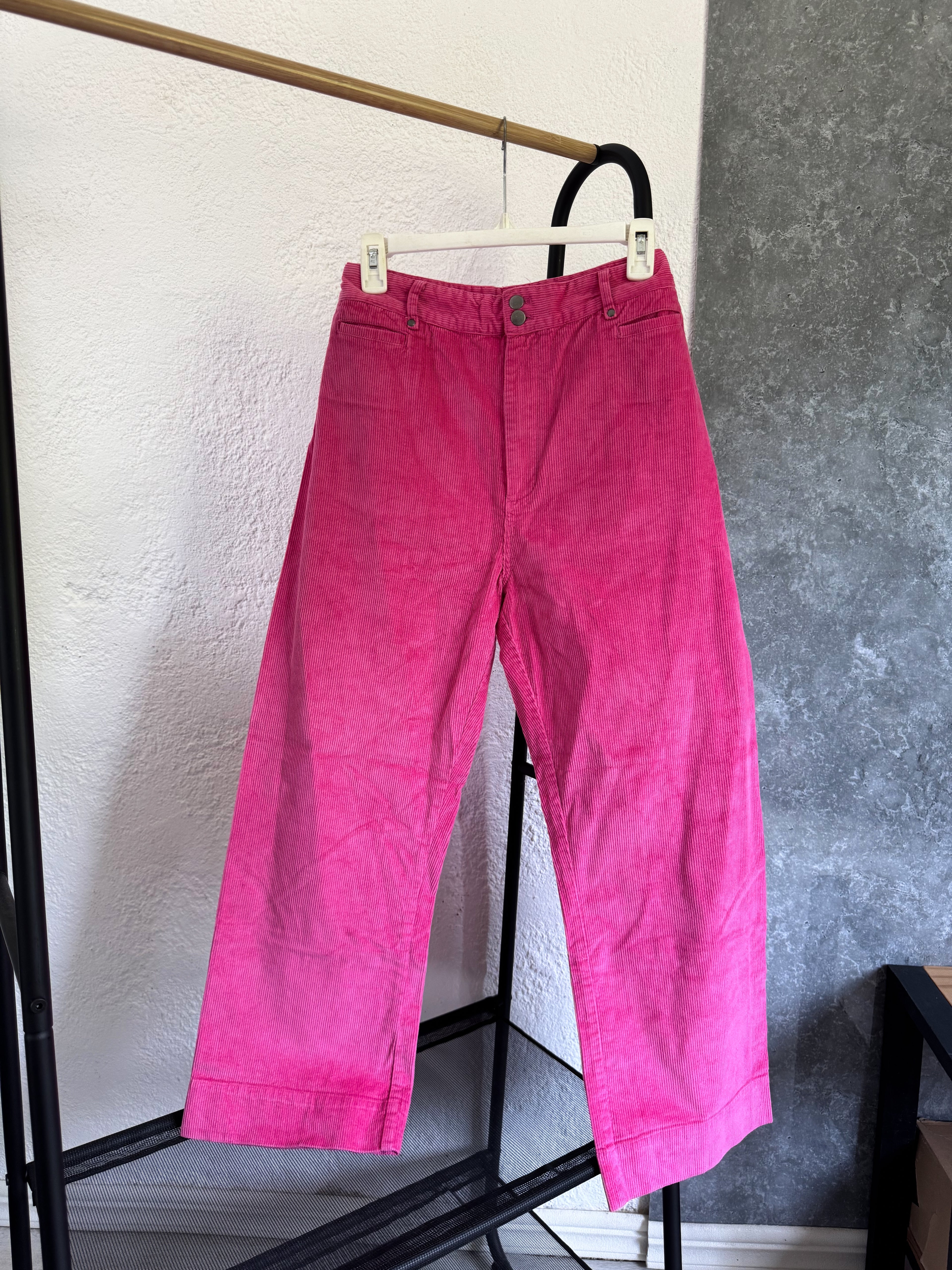 Pantalón rosado de pana