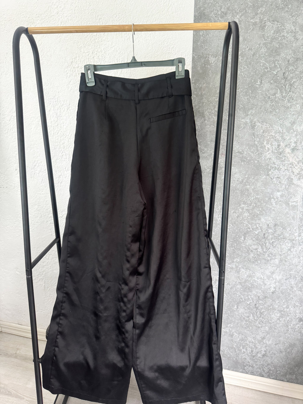 Pantalón negro con cinto