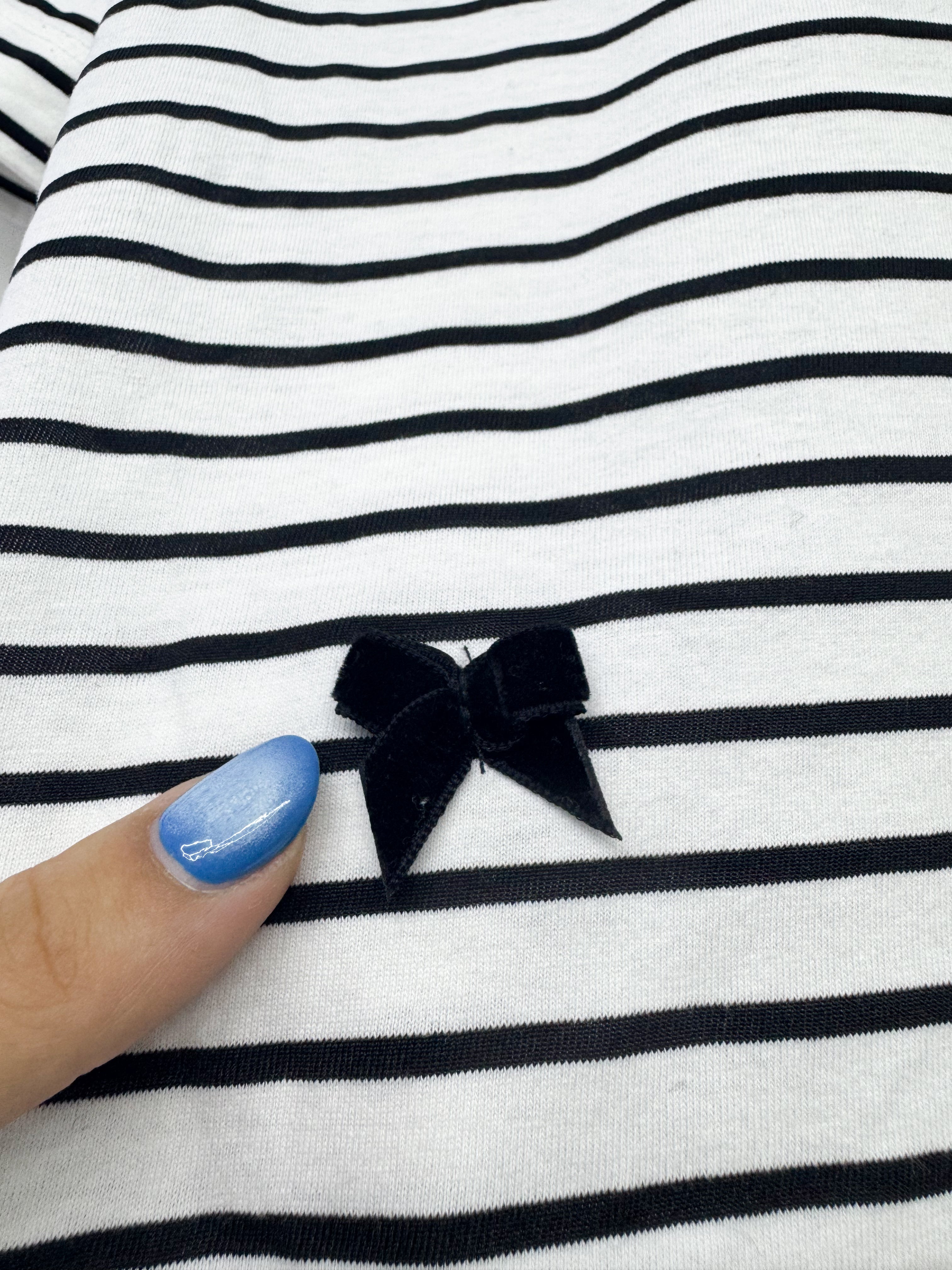 Remera negra y blanca con moñitos