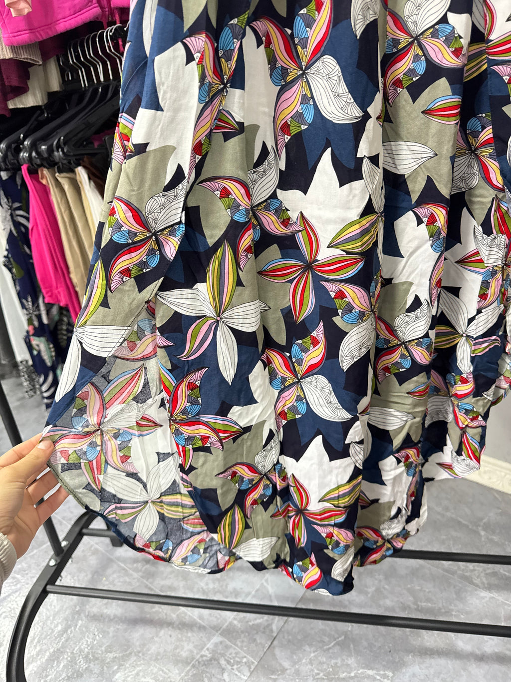 Pantalón floreado con aberturas delanteras en las piernas