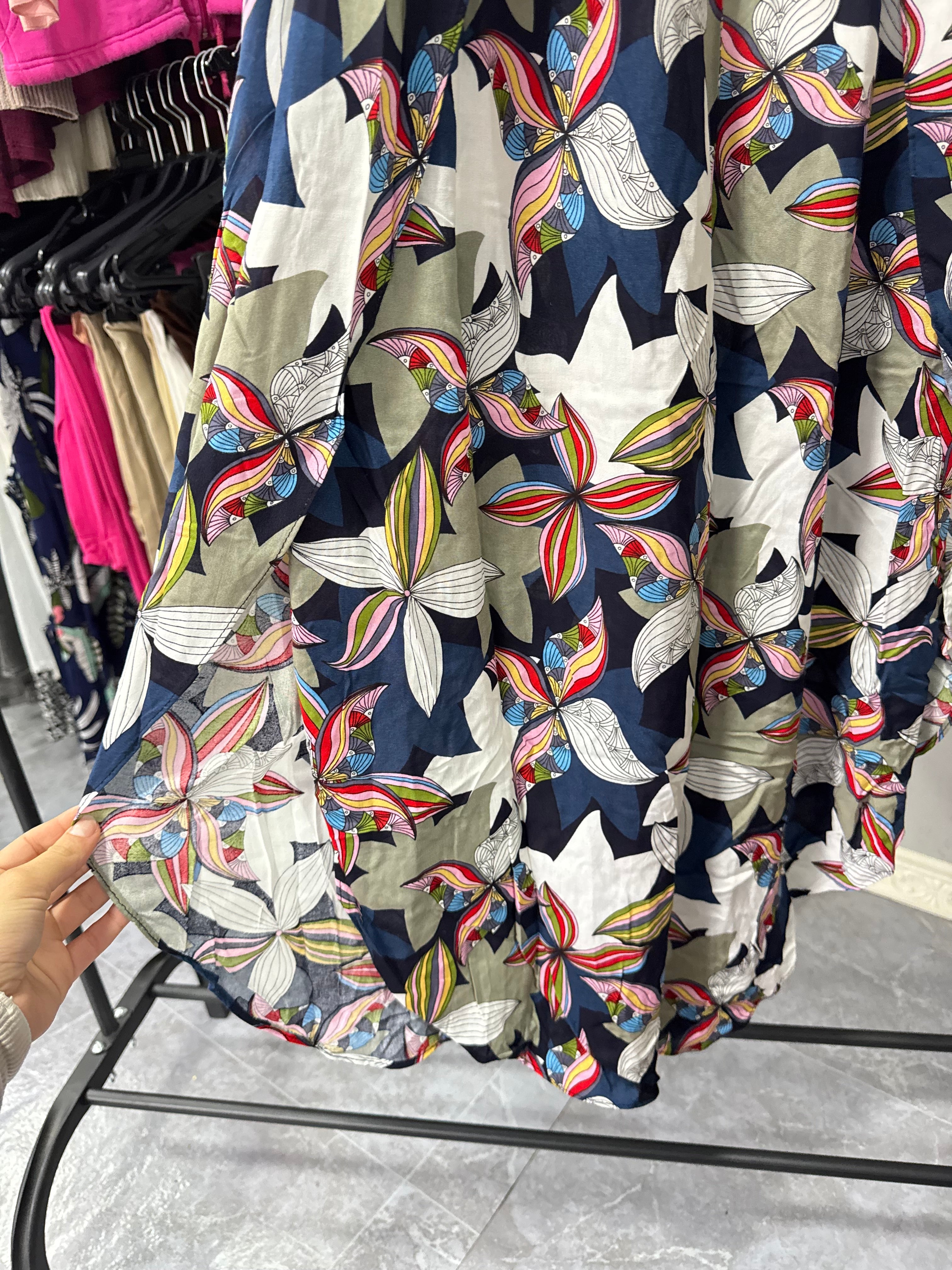 Pantalón floreado con aberturas delanteras en las piernas