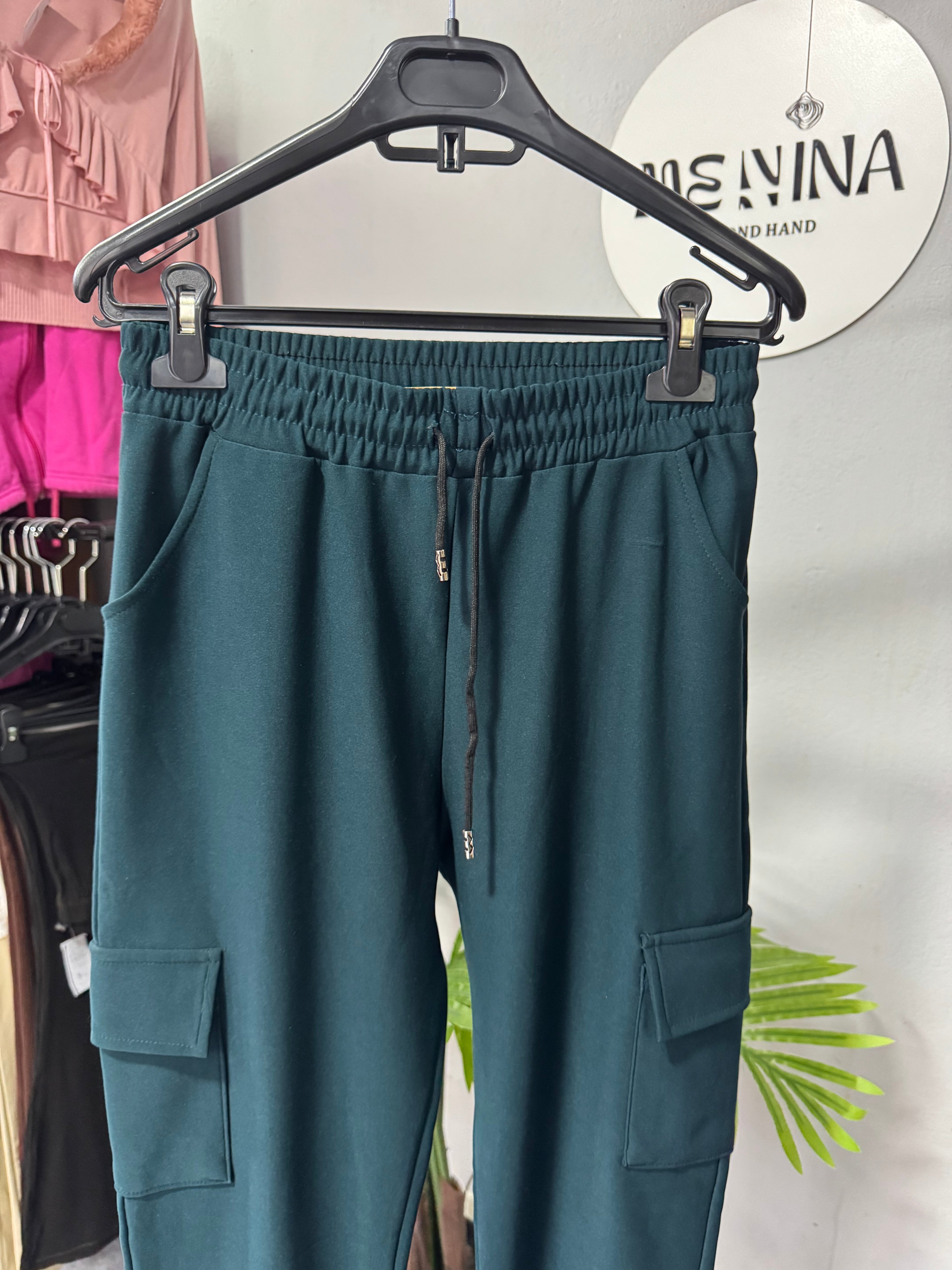 Pantalón tipo deportivo cargo verde oscuro