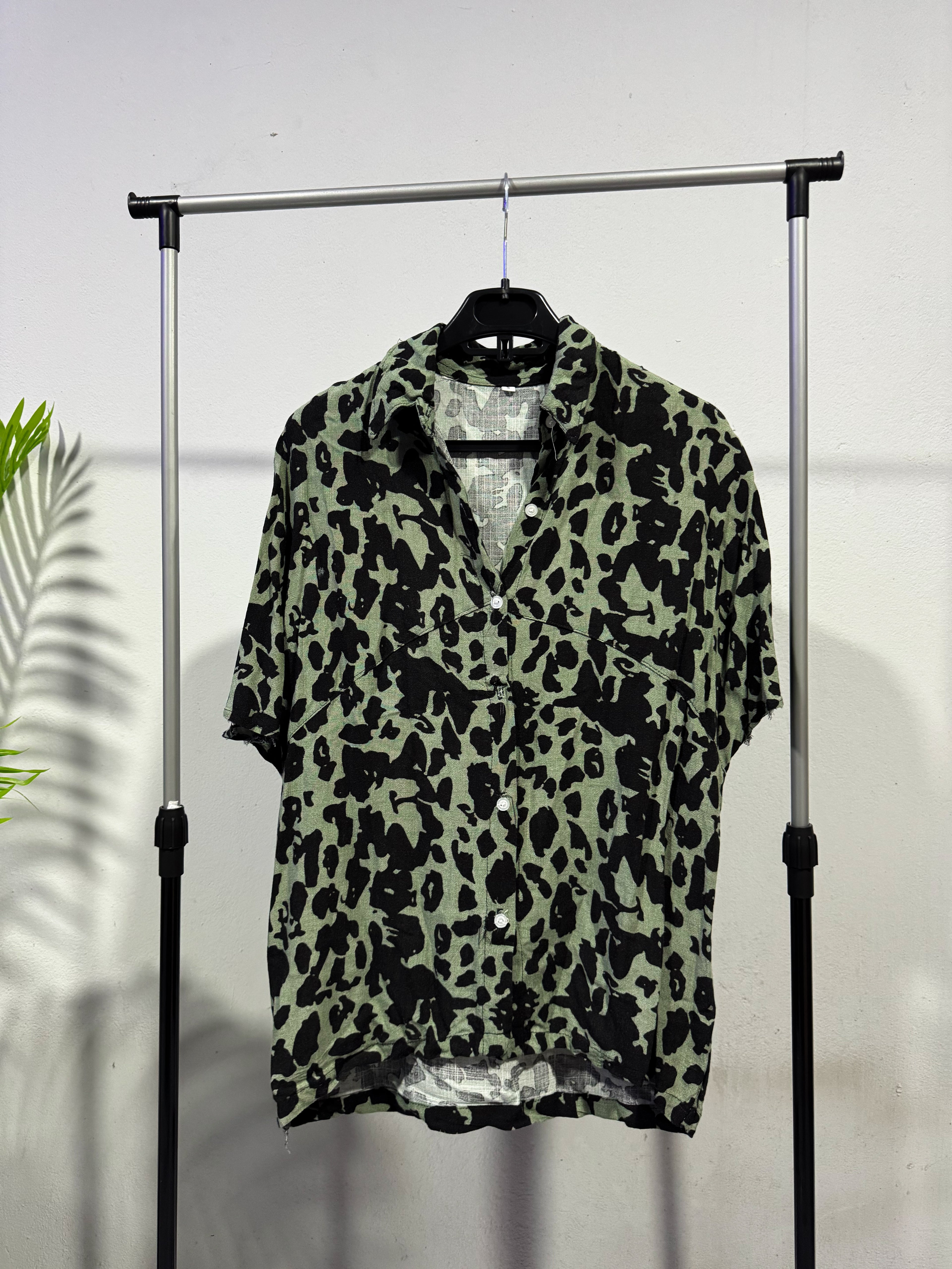 Camisa print verde y negro