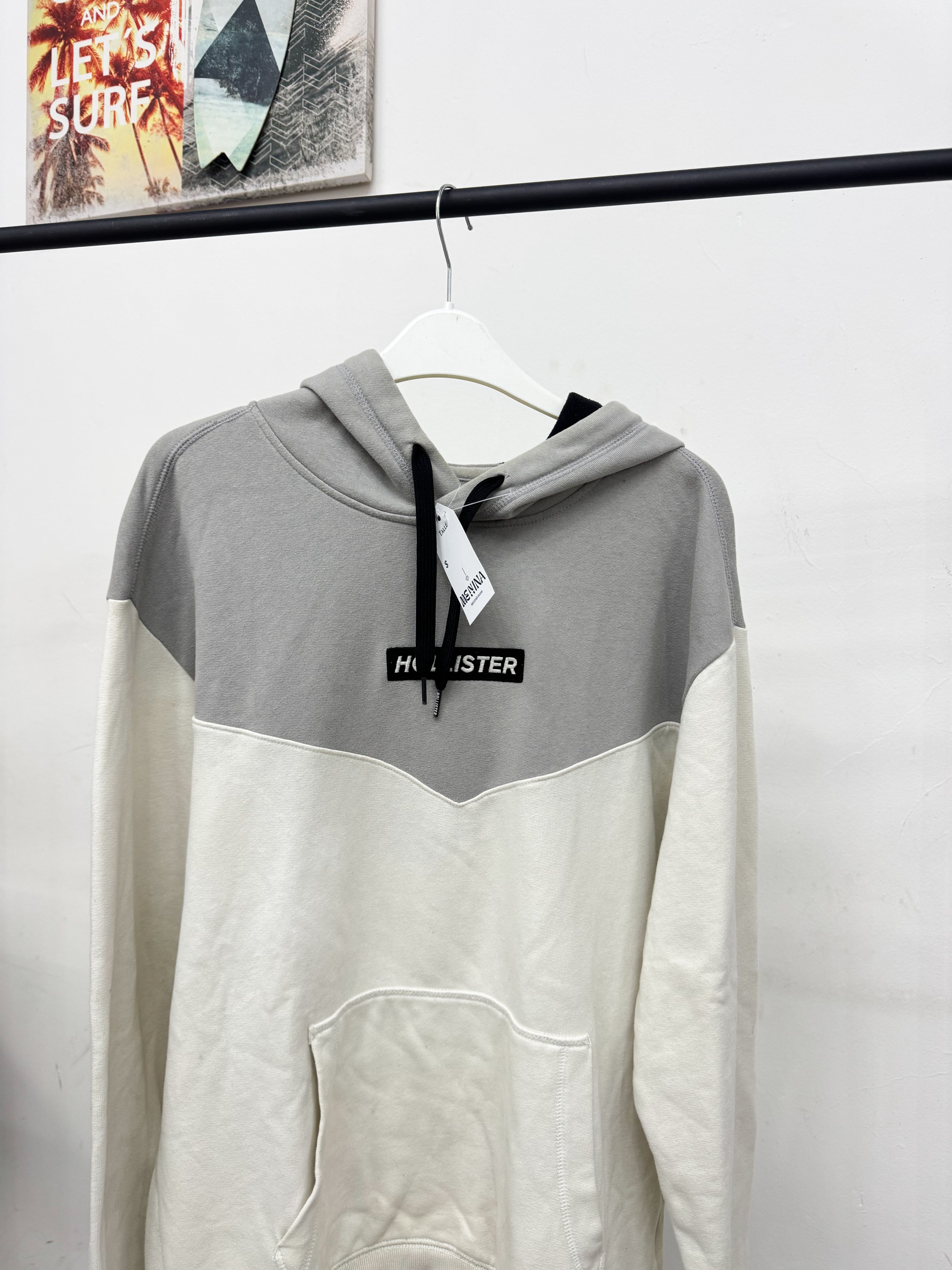 Canguro deportivo Hollister blanco y gris