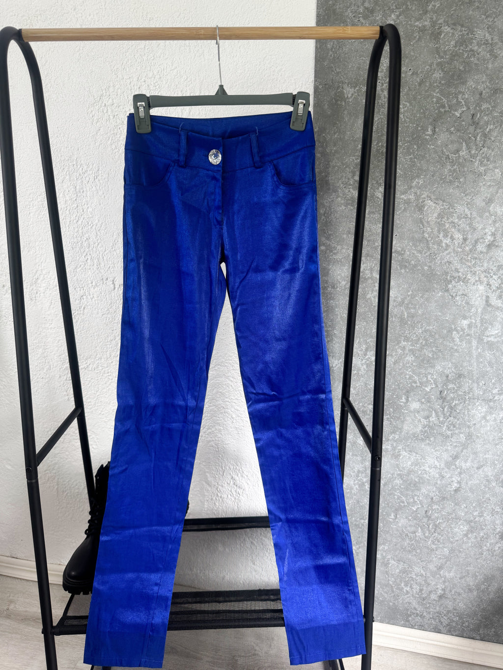 Pantalón azul eléctrico de satén