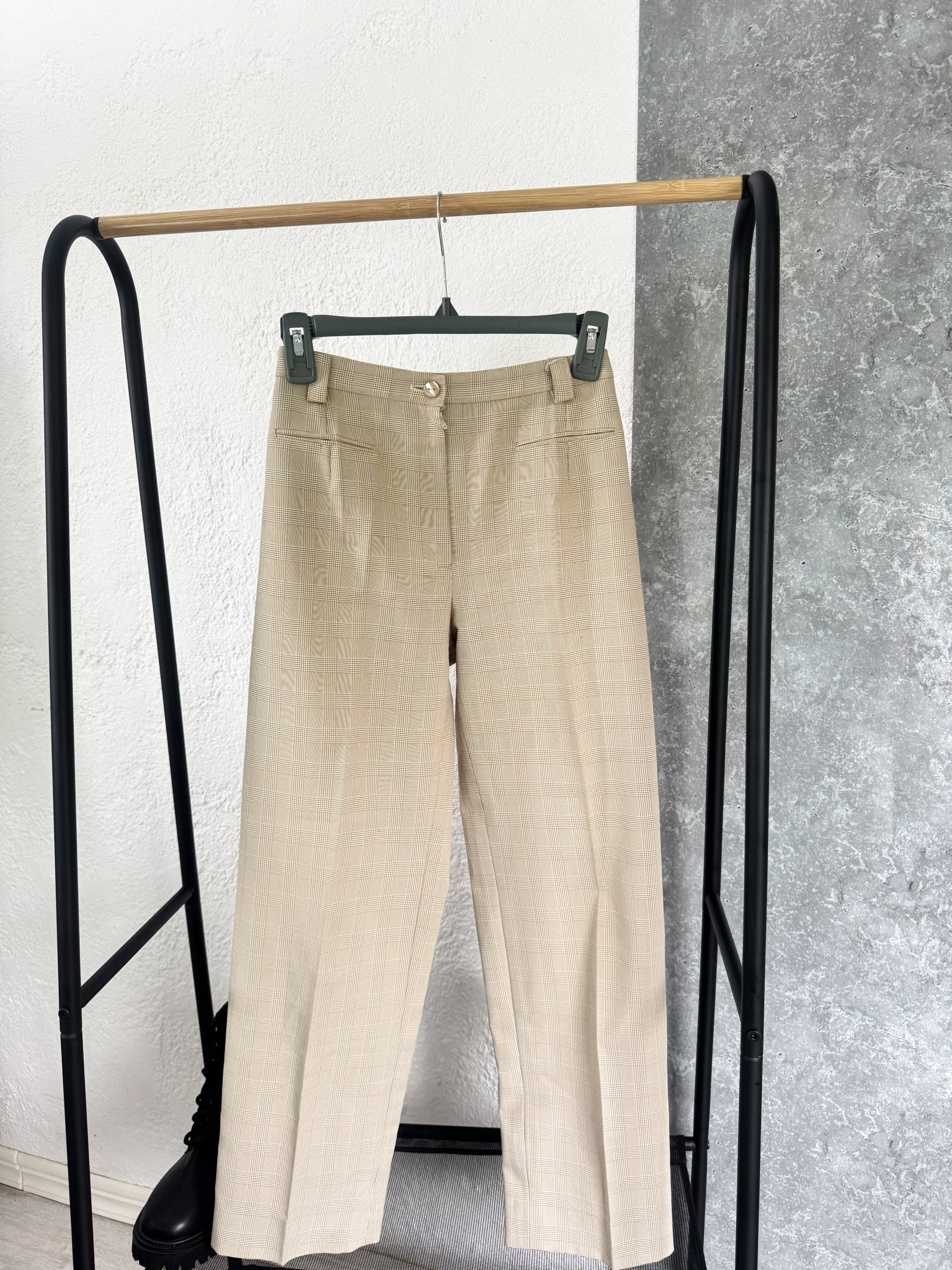 Pantalón de vestir beige a cuadros