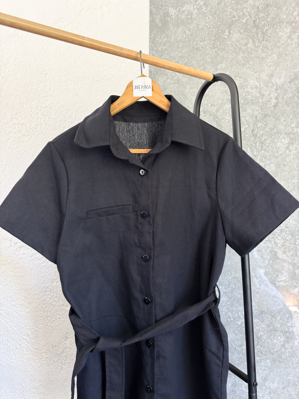 Vestido negro con botones y lazo