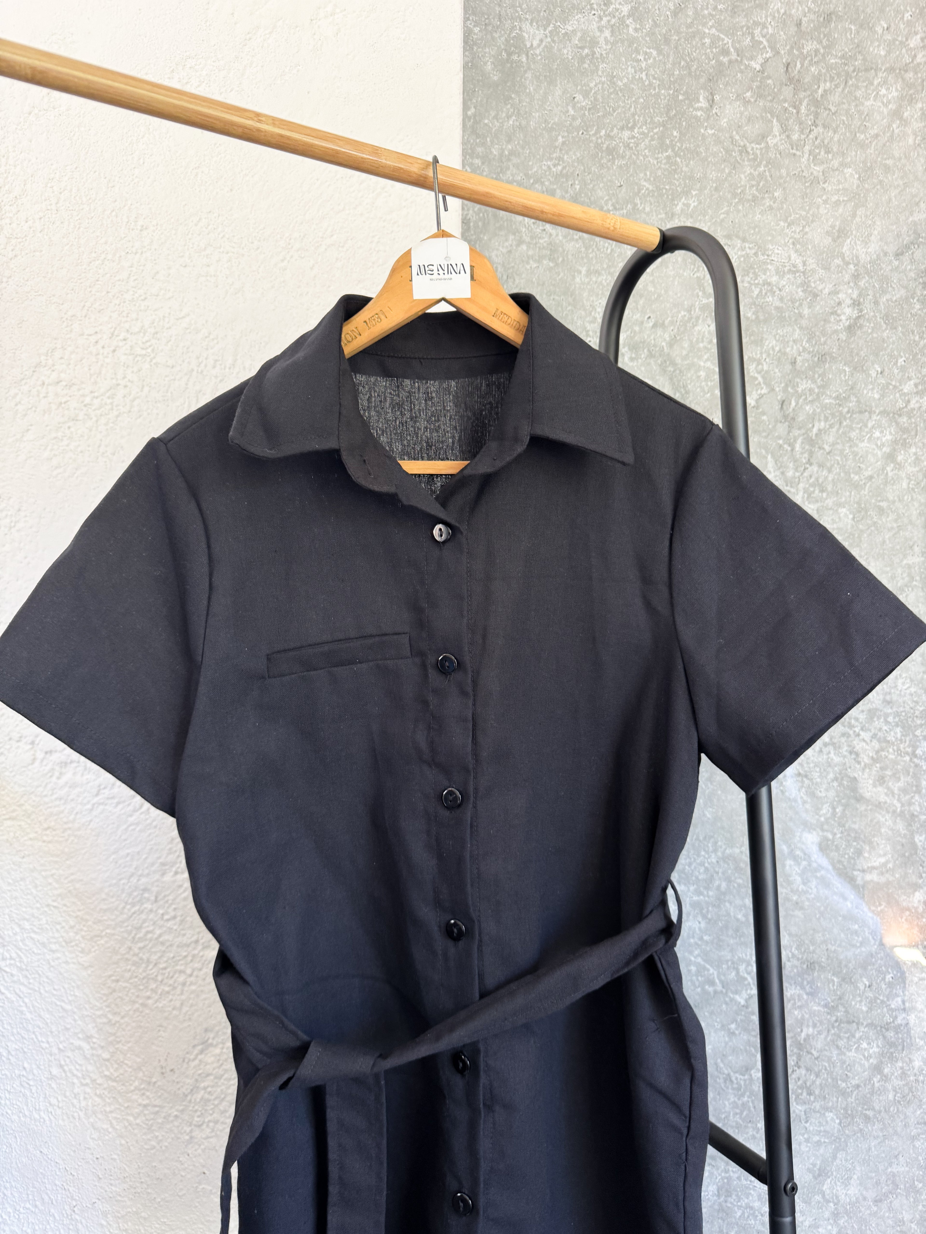 Vestido negro con botones y lazo