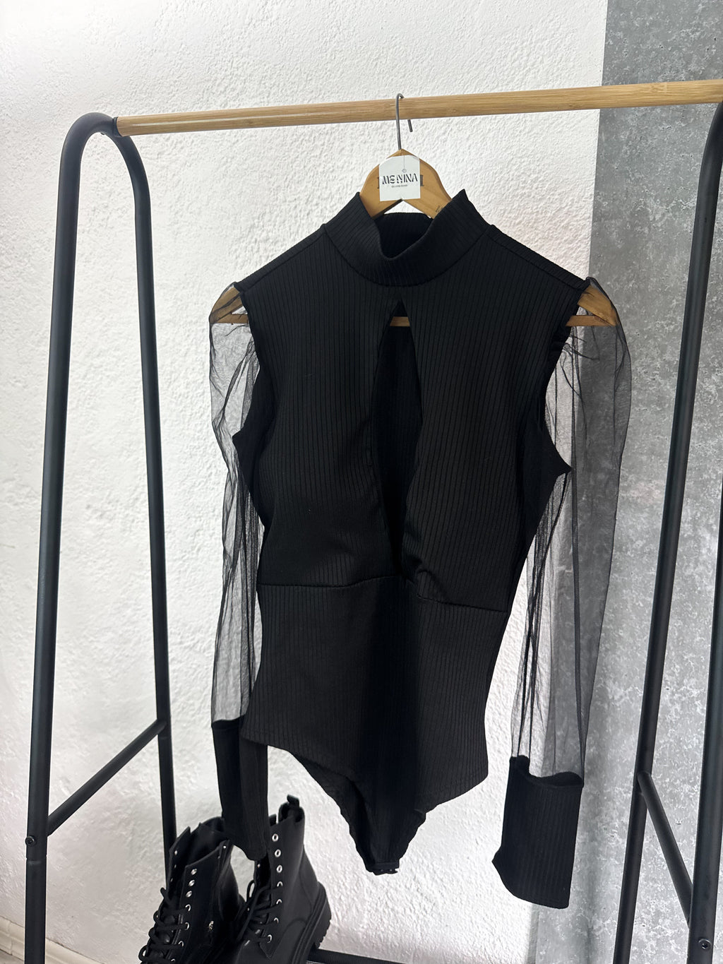 Body negro con mangas traslúcidas