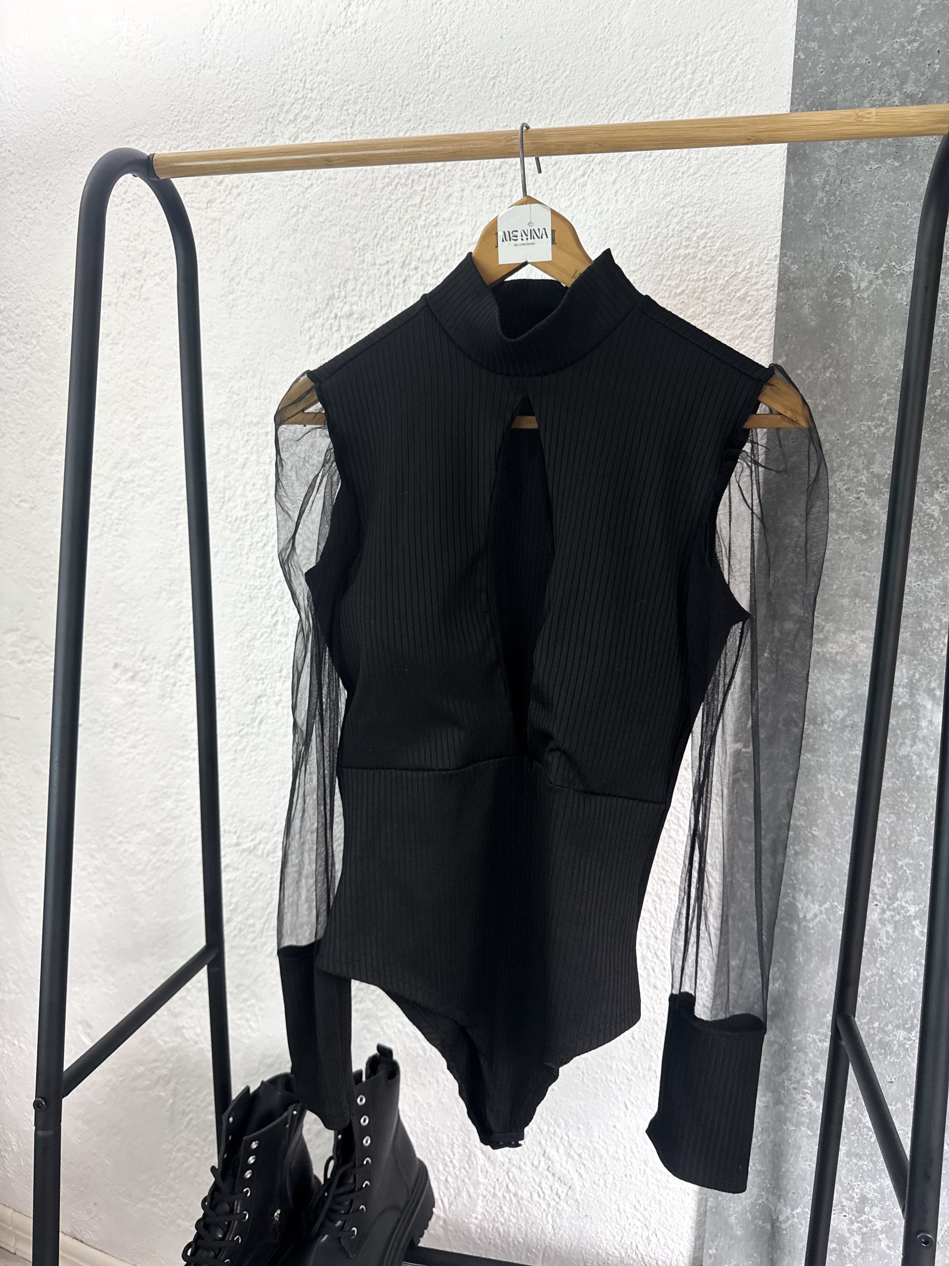 Body negro con mangas traslúcidas