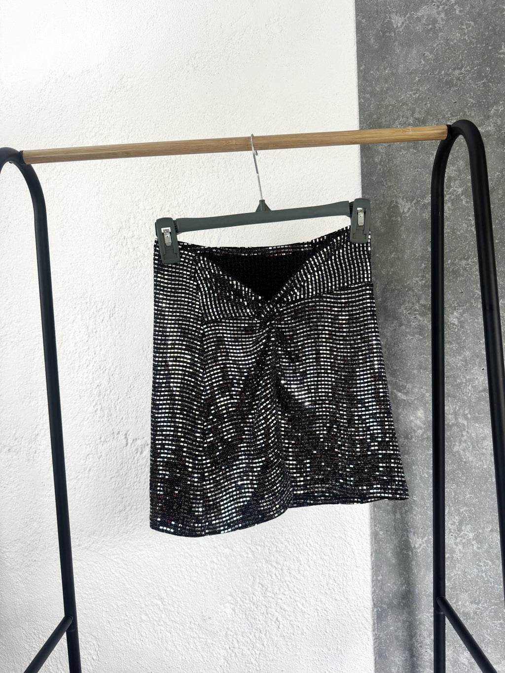 Pollera negra brillosa