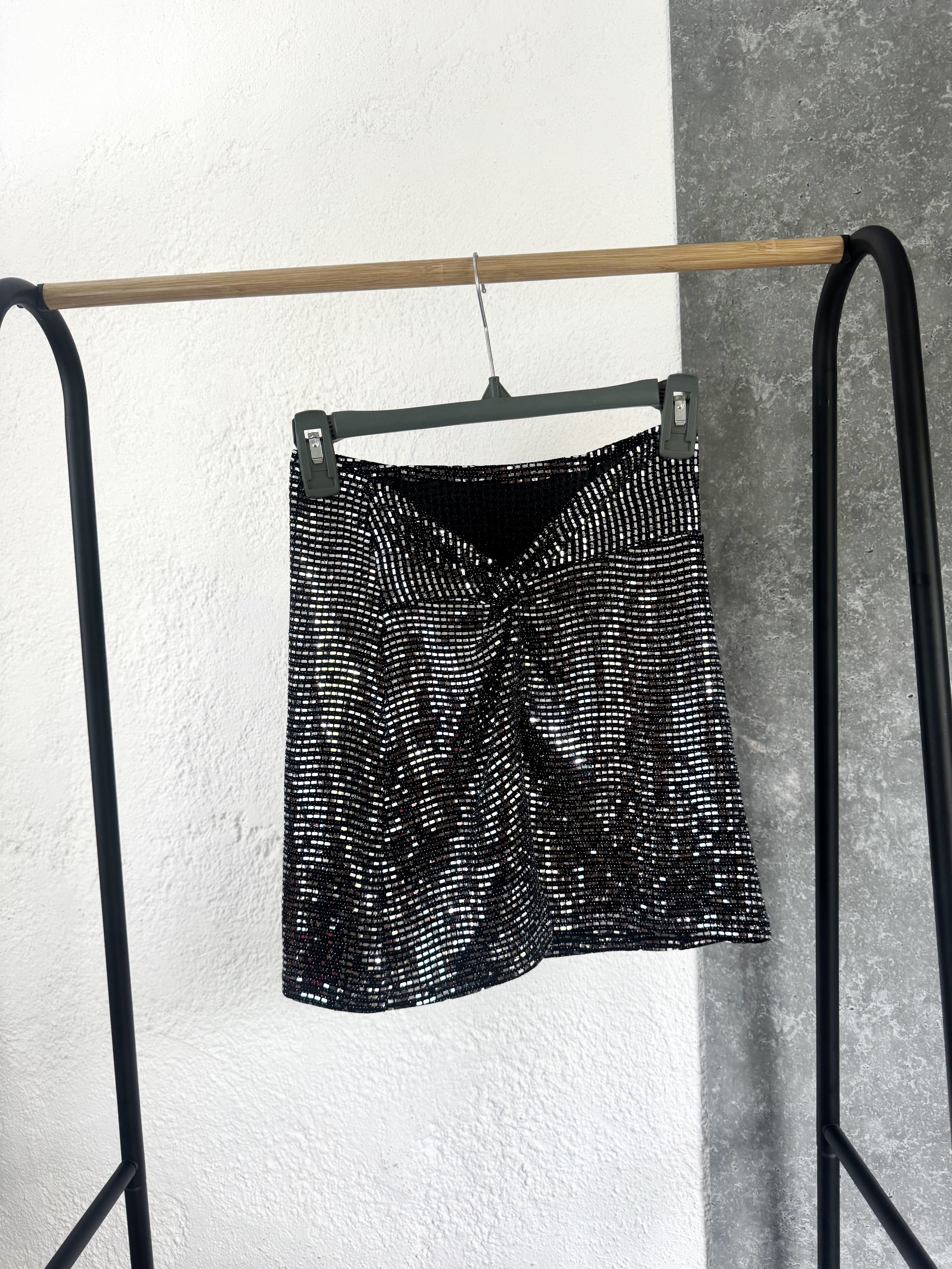 Pollera negra brillosa