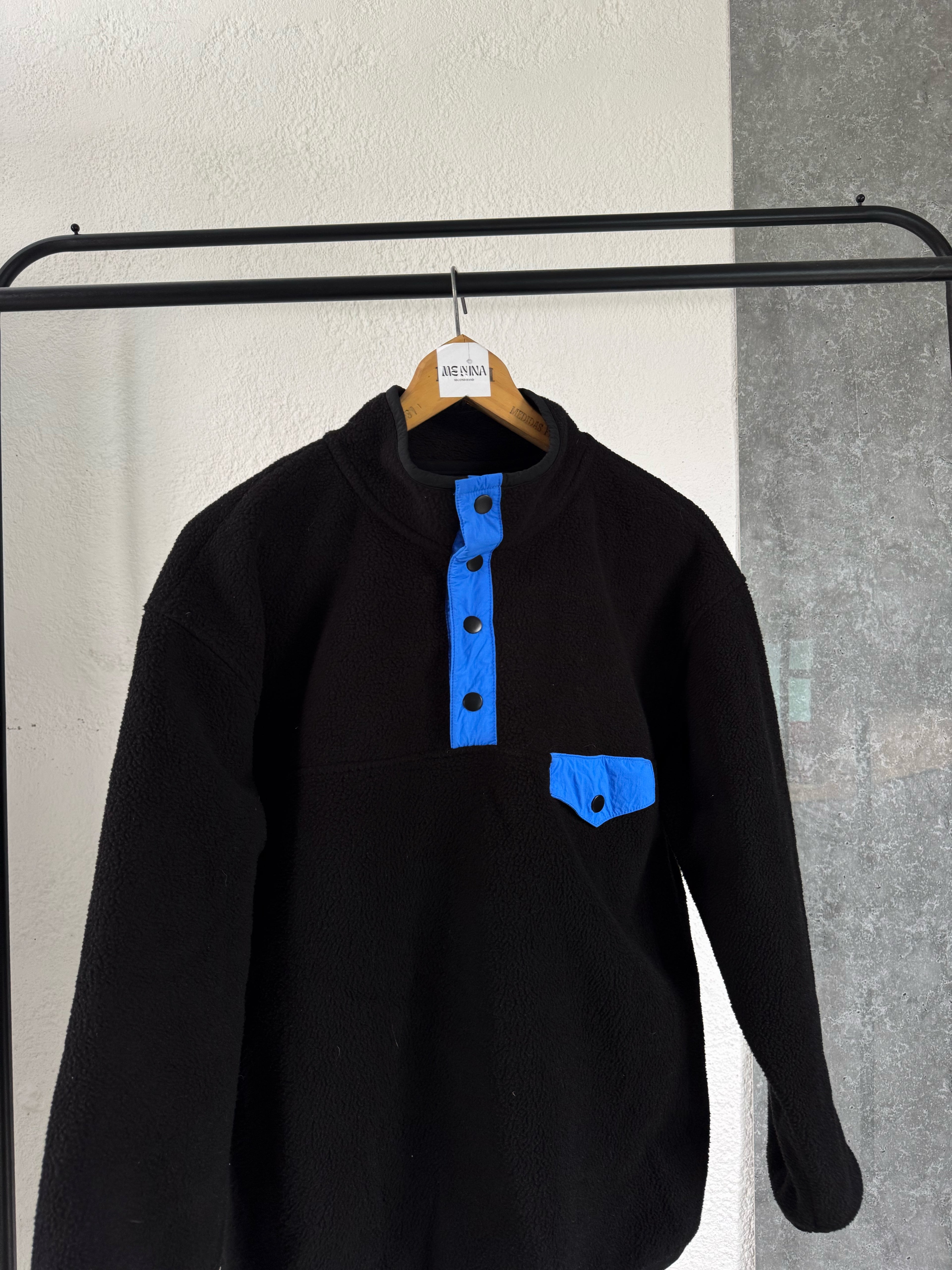 Buzo peluche negro y azul