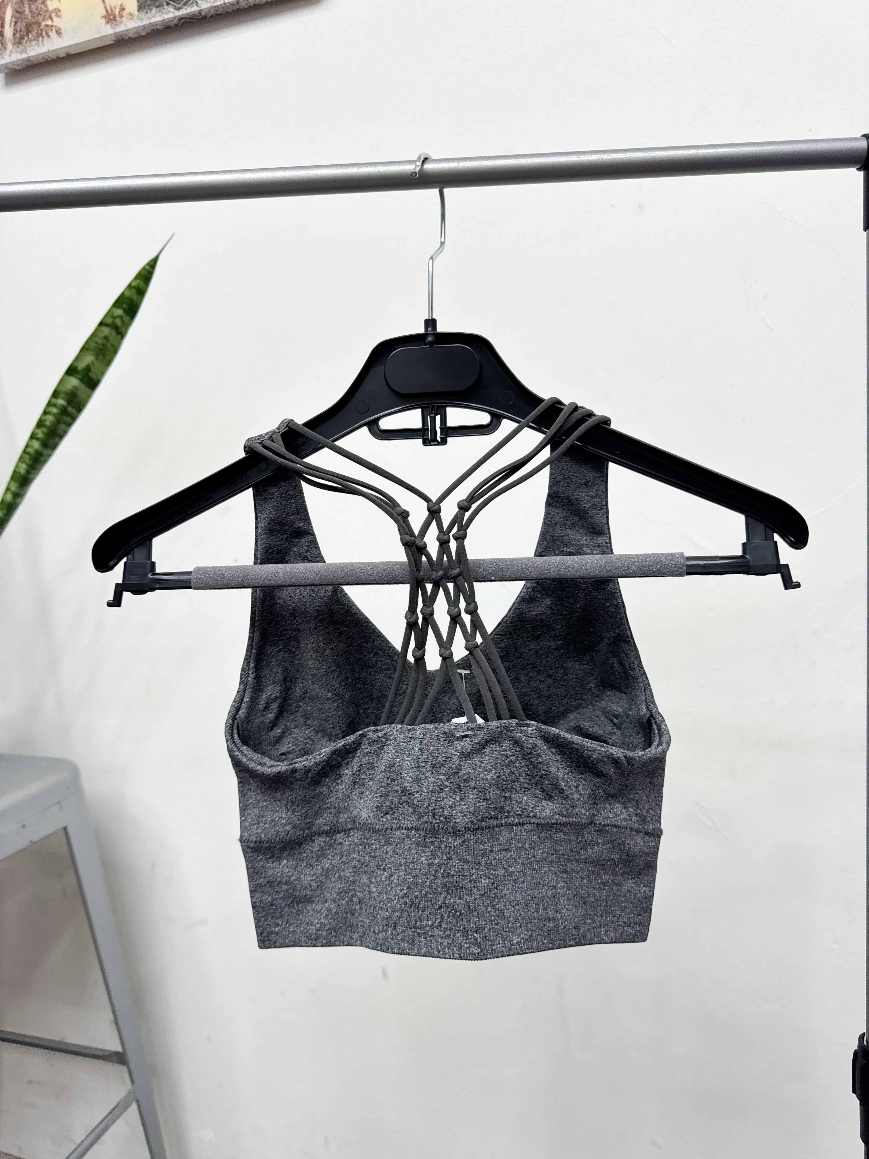 Top deportivo gris
